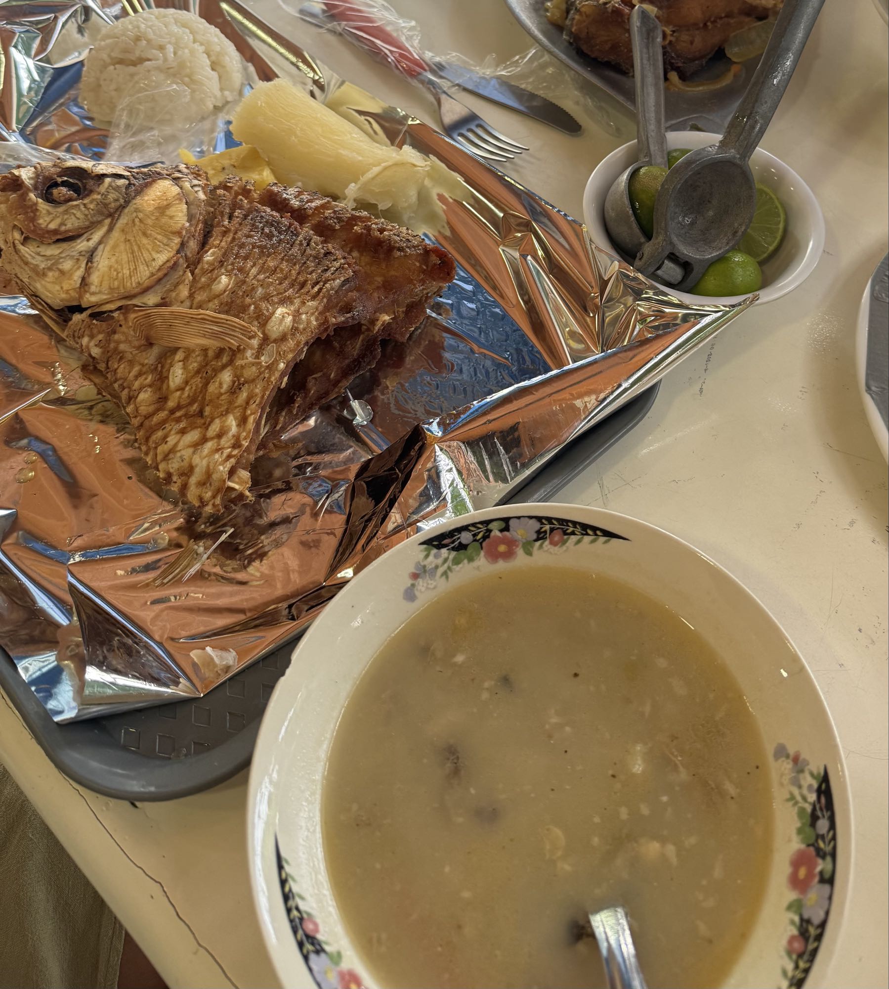 Pescado frito con sopa