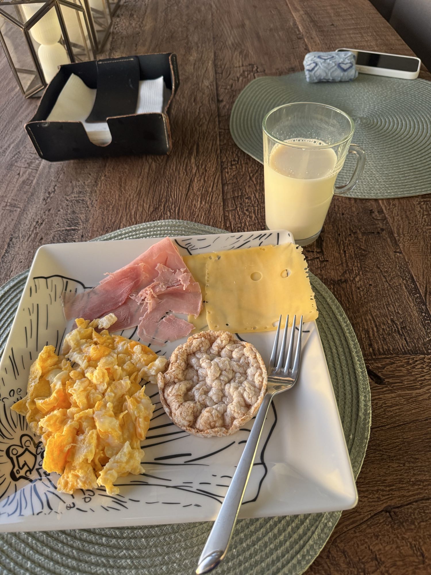 Desayuno con huevo y jamón