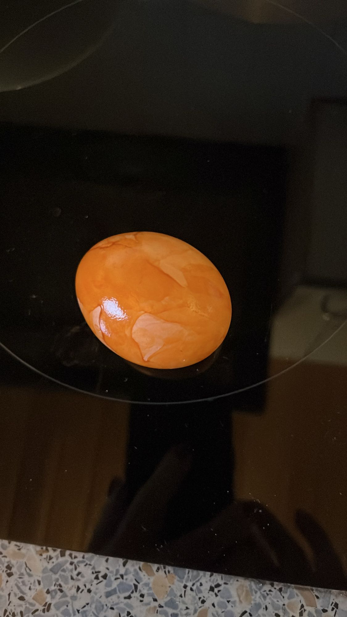 Huevo cocido teñido