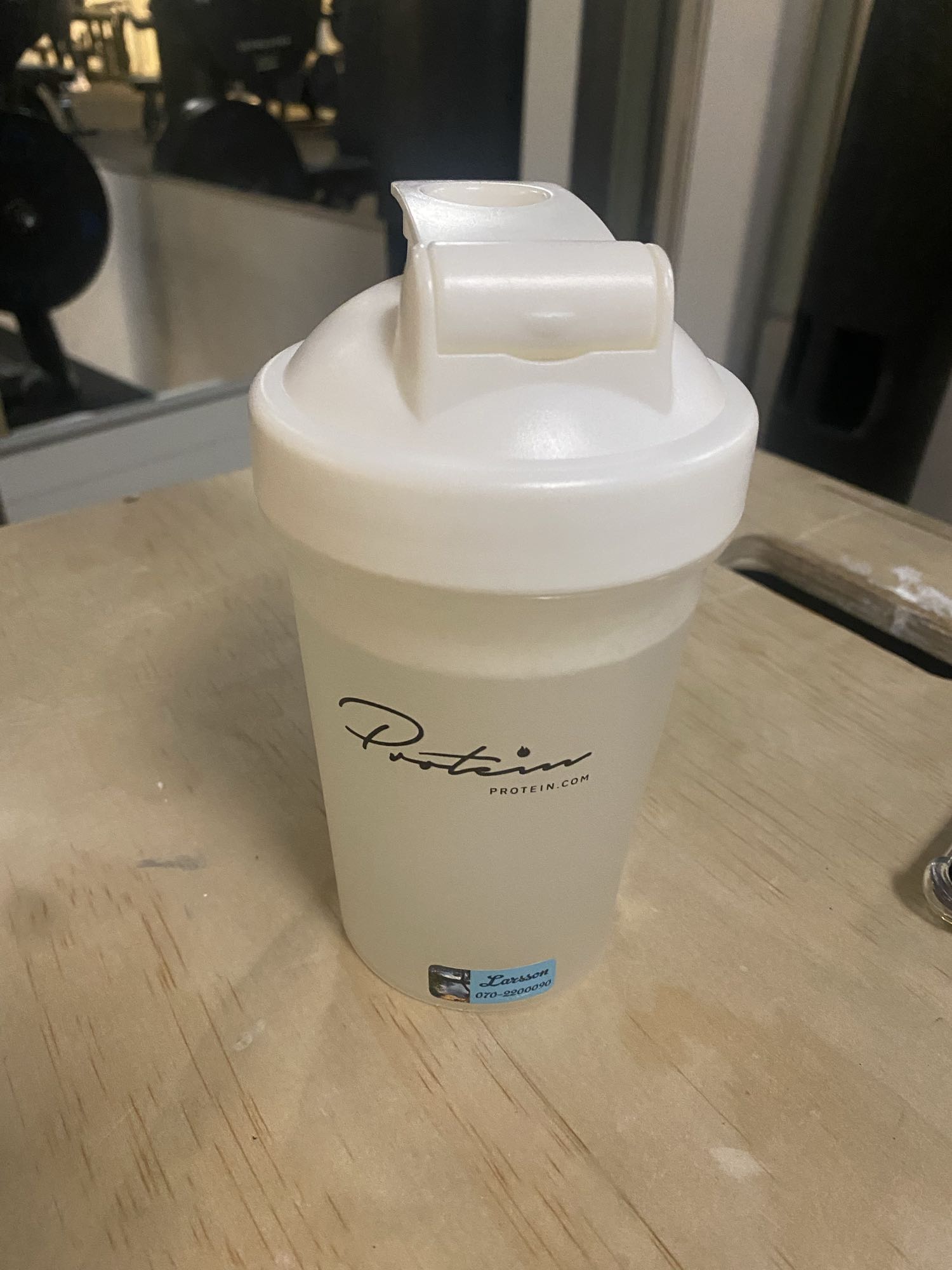 Isolerad klar vassleproteindryck