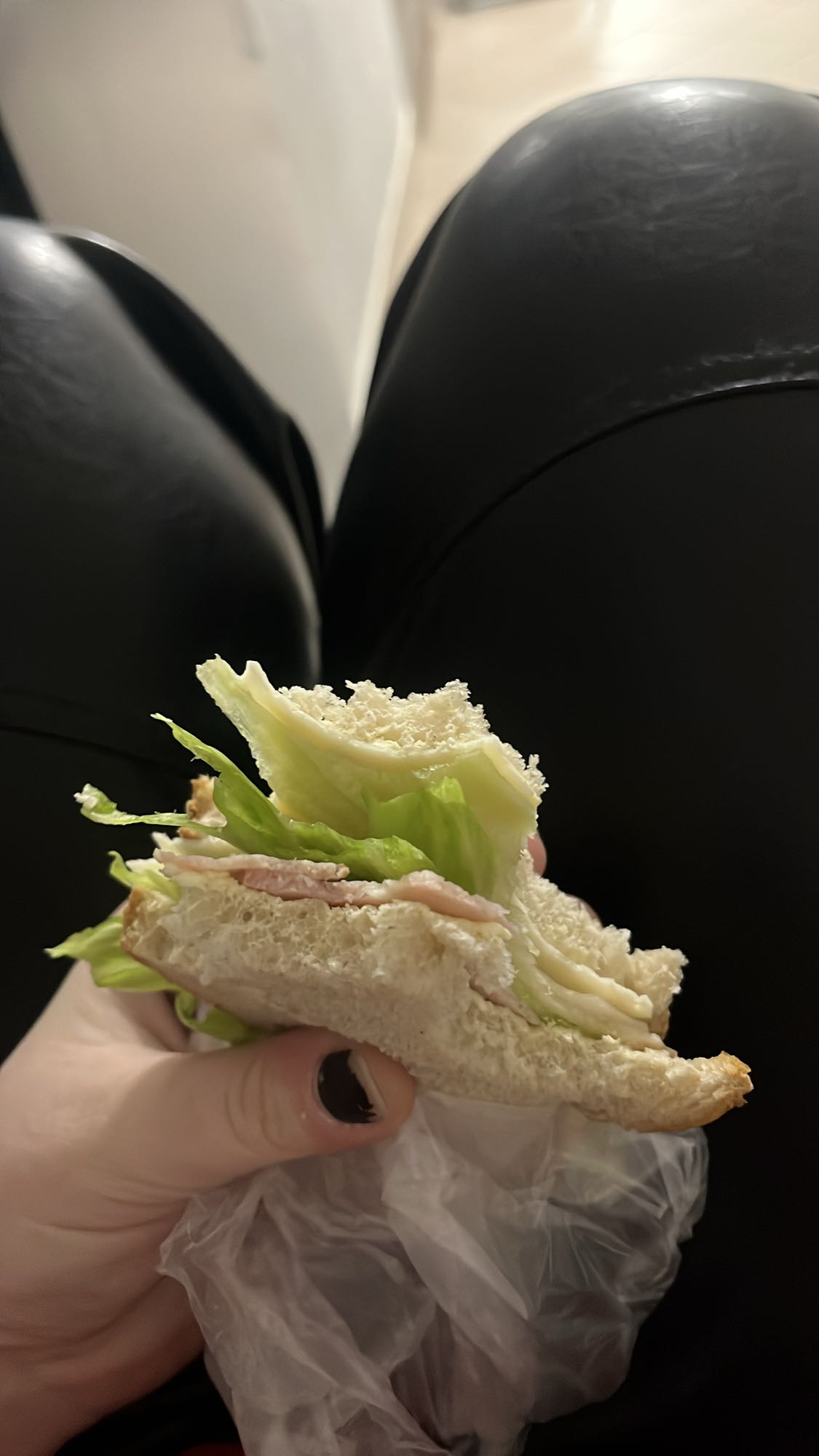 Kanapka z szynką i sałatą