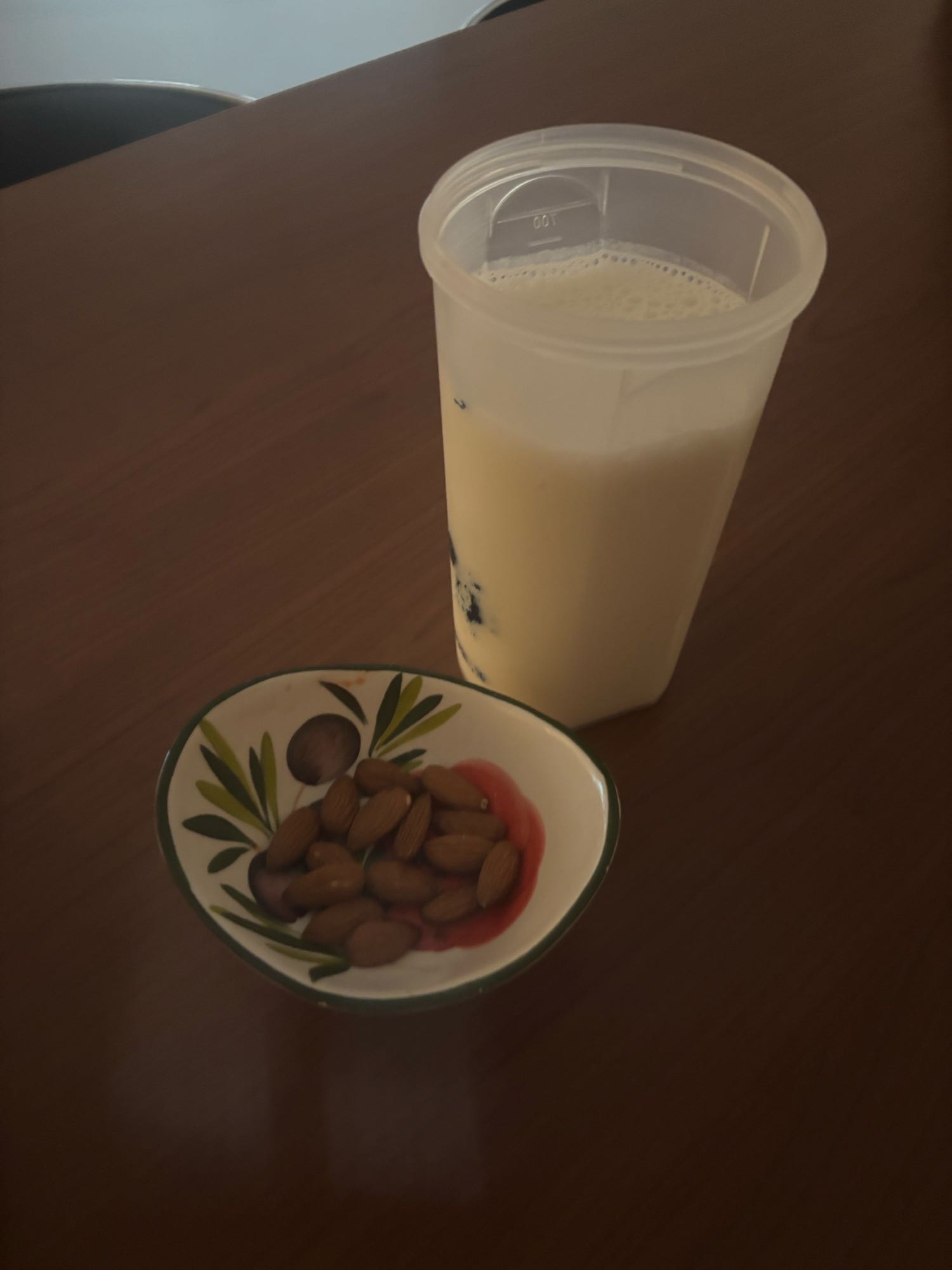 Lait de coco, protéines, banane et amandes