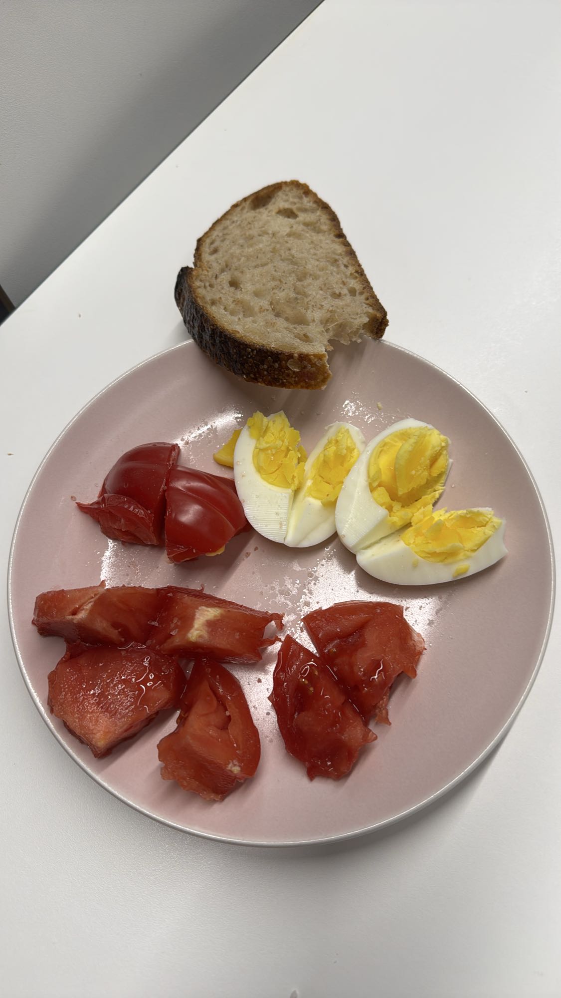 Jajko z pomidorem i chlebem