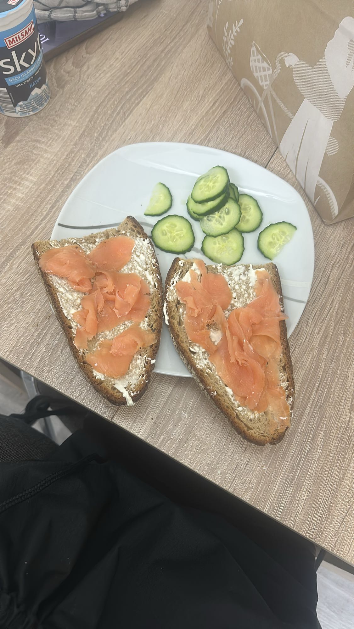 Lachs Brot mit Gurken