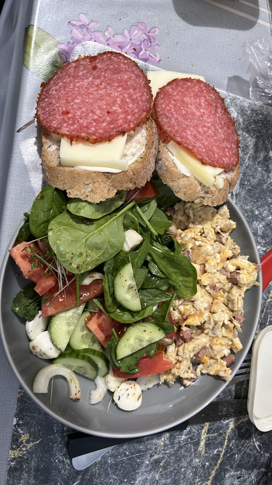 Kanapki z sałatką i jajkami