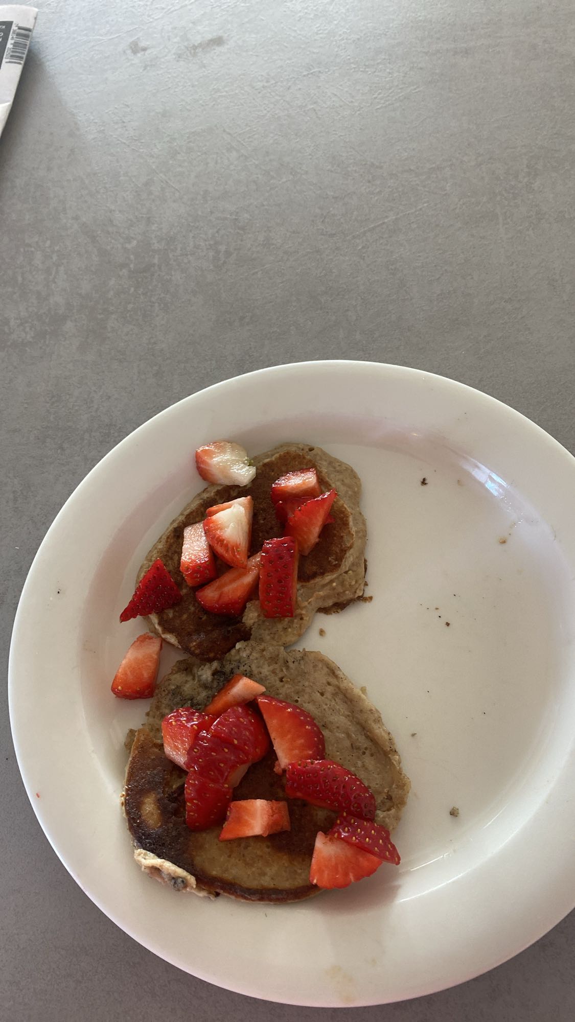 Banan- och kesopannkakor med ägg, proteinpulver och råkostsallad