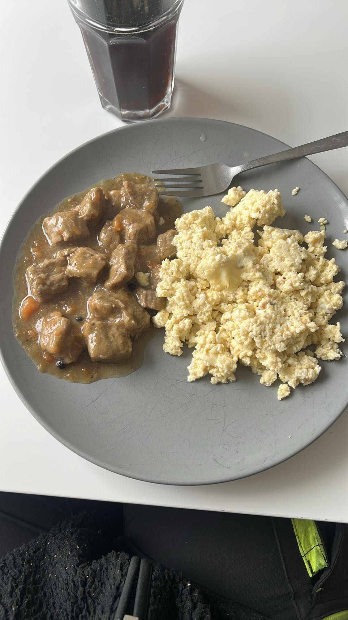 Köttgryta med äggröra