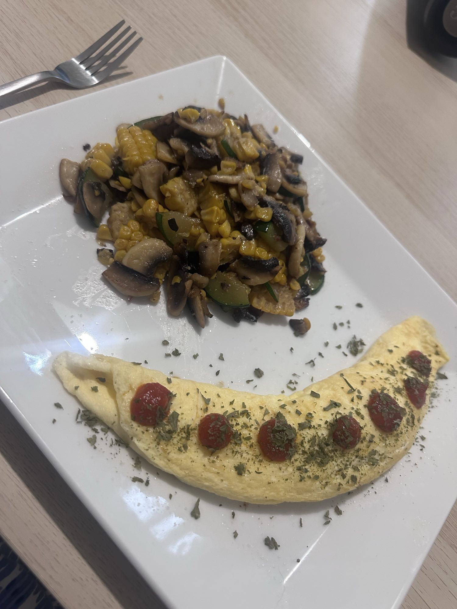 Omelette et légumes sautés