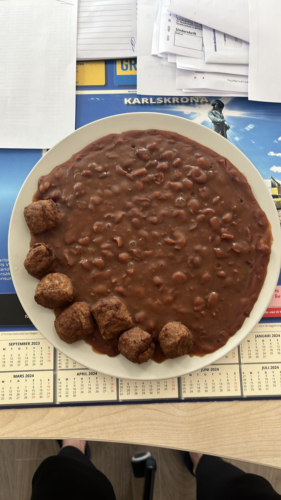 Bruna bönor med köttbullar