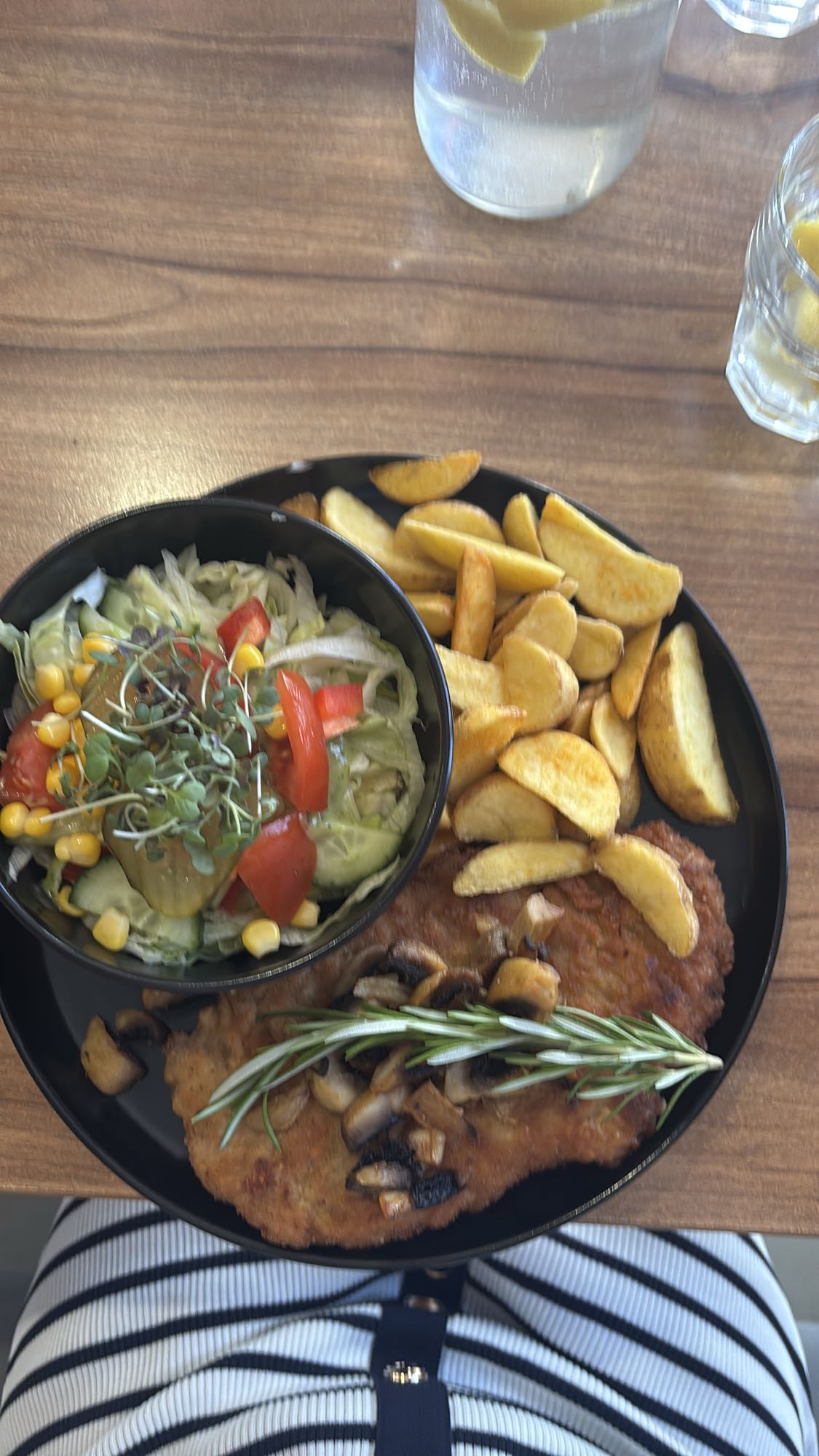 Kotlet z frytkami i sałatką