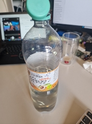 Agua con gas saborizada