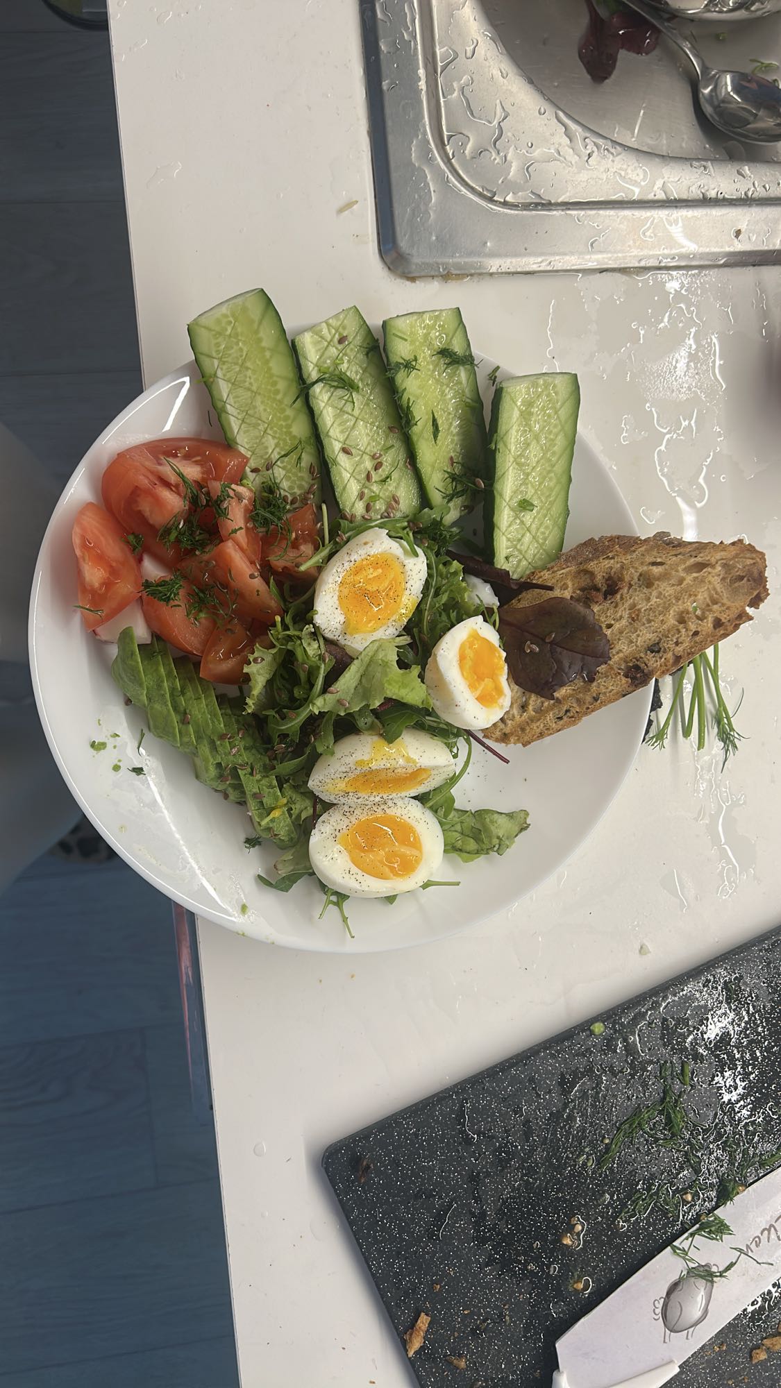 Салат с яйцом, тостом и авокадо