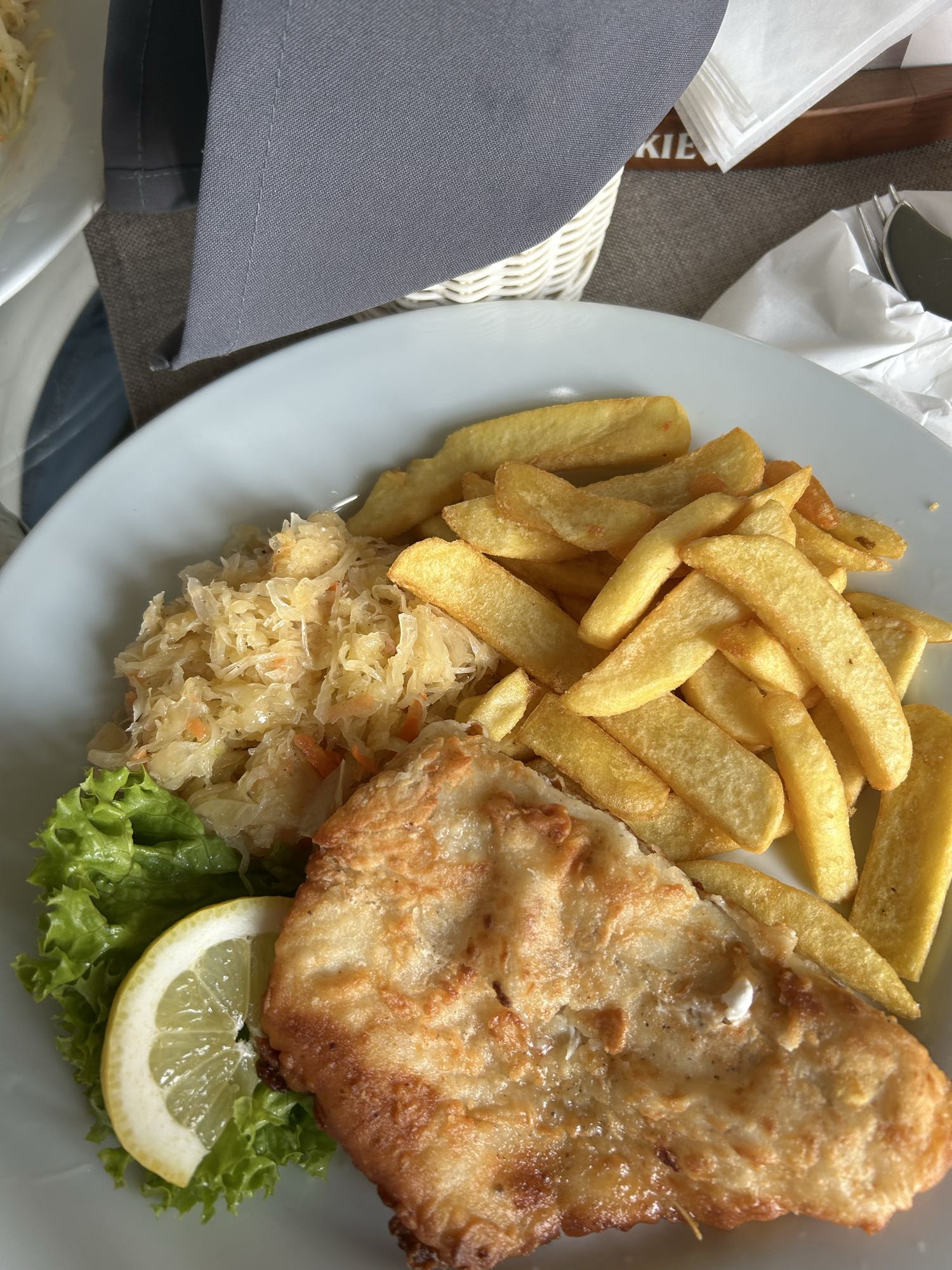 Ryba z frytkami i kapustą