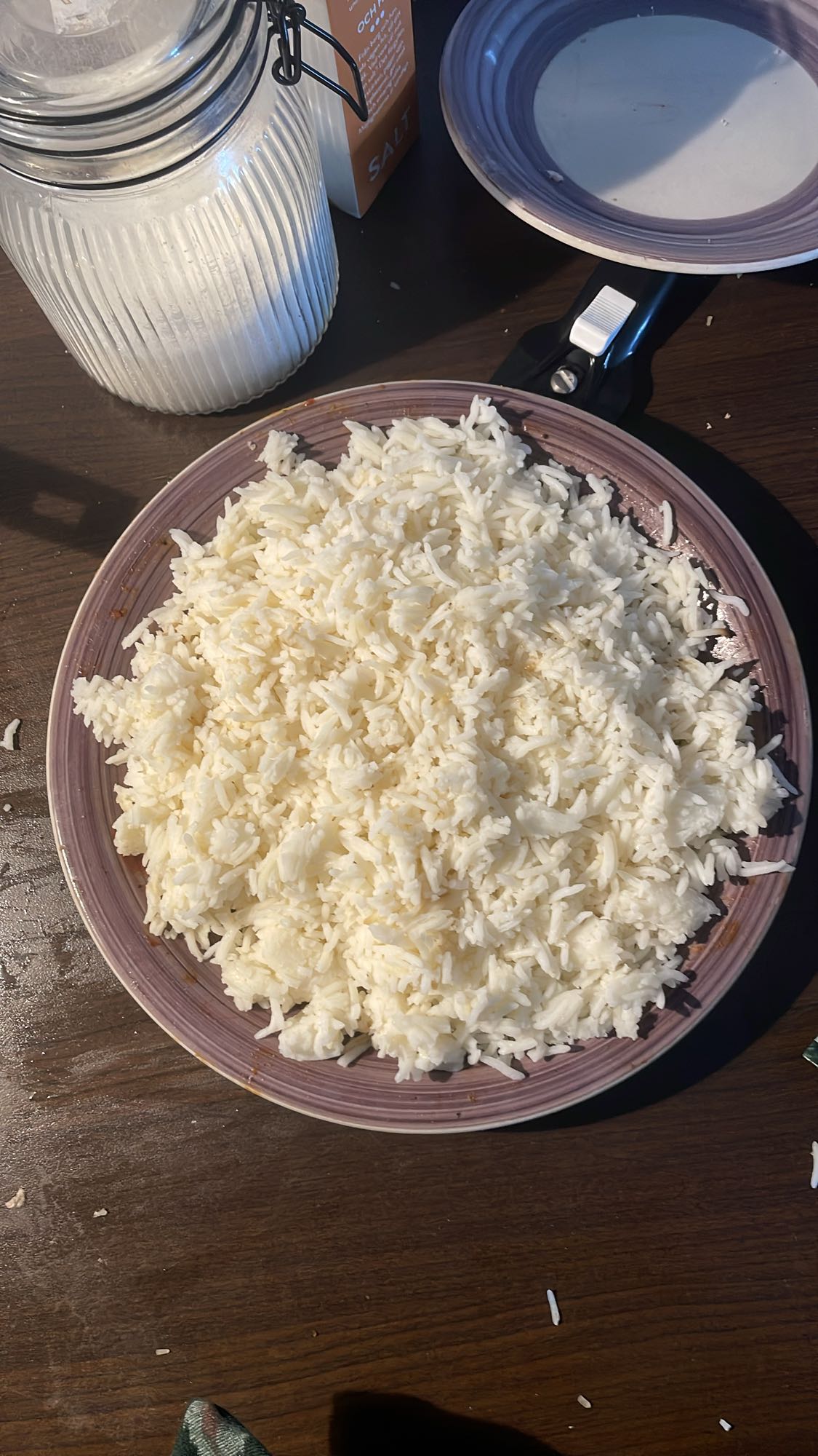 Kokt vitt ris med kycklingfilé med ketchup, majonnäs och kebabsås samt två skivor bröd med jordgubbssylt