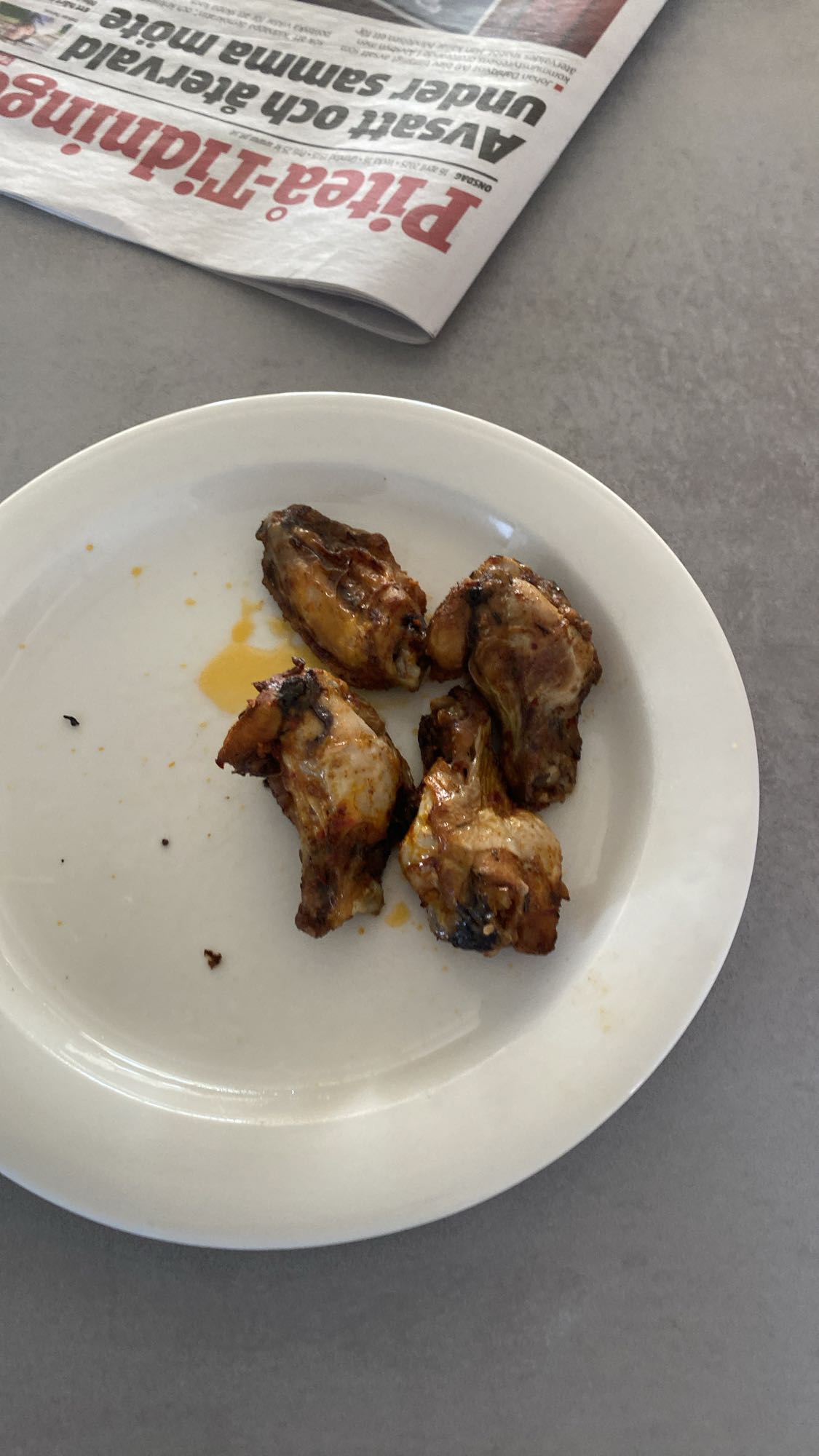 Kycklingvingar vitkålssallad