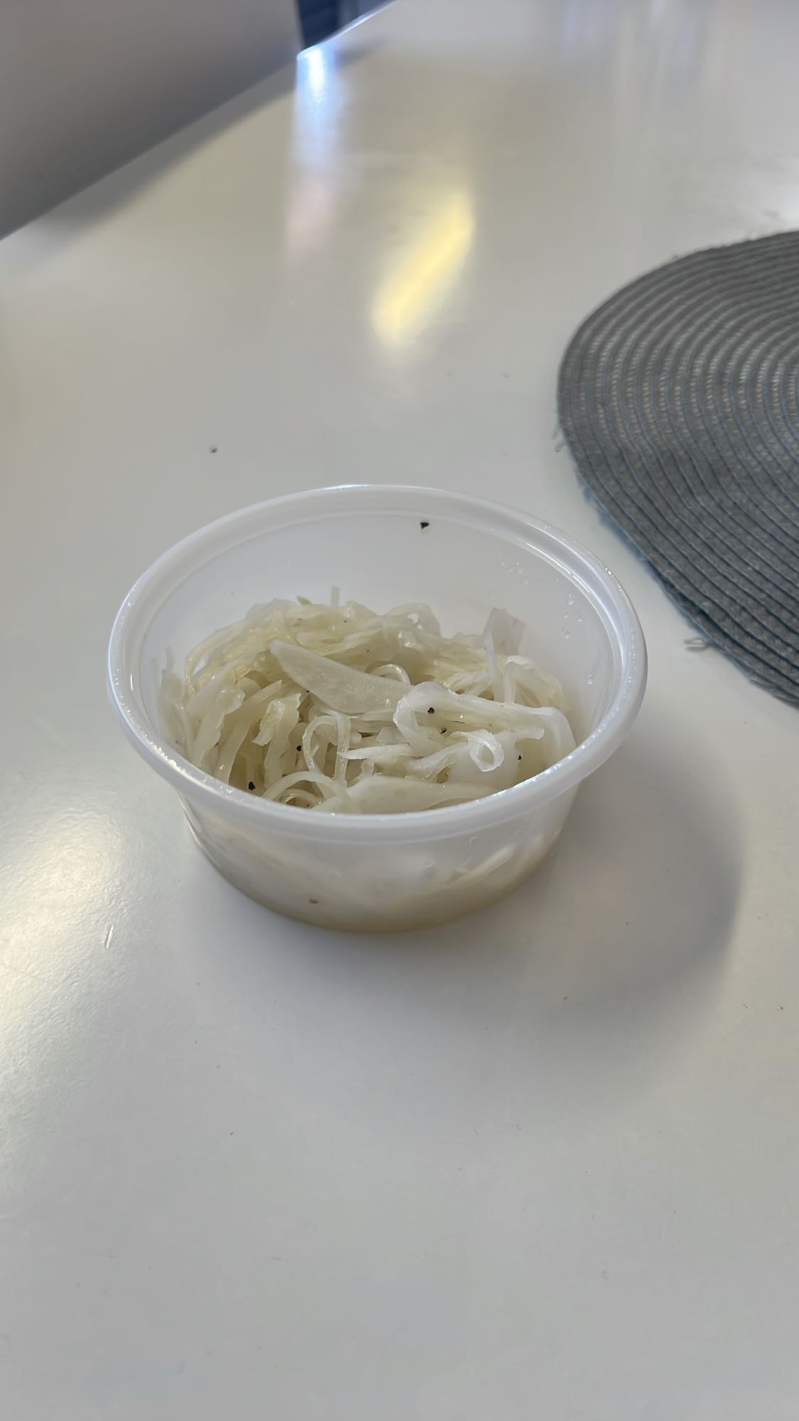 Surkål i plastbägare