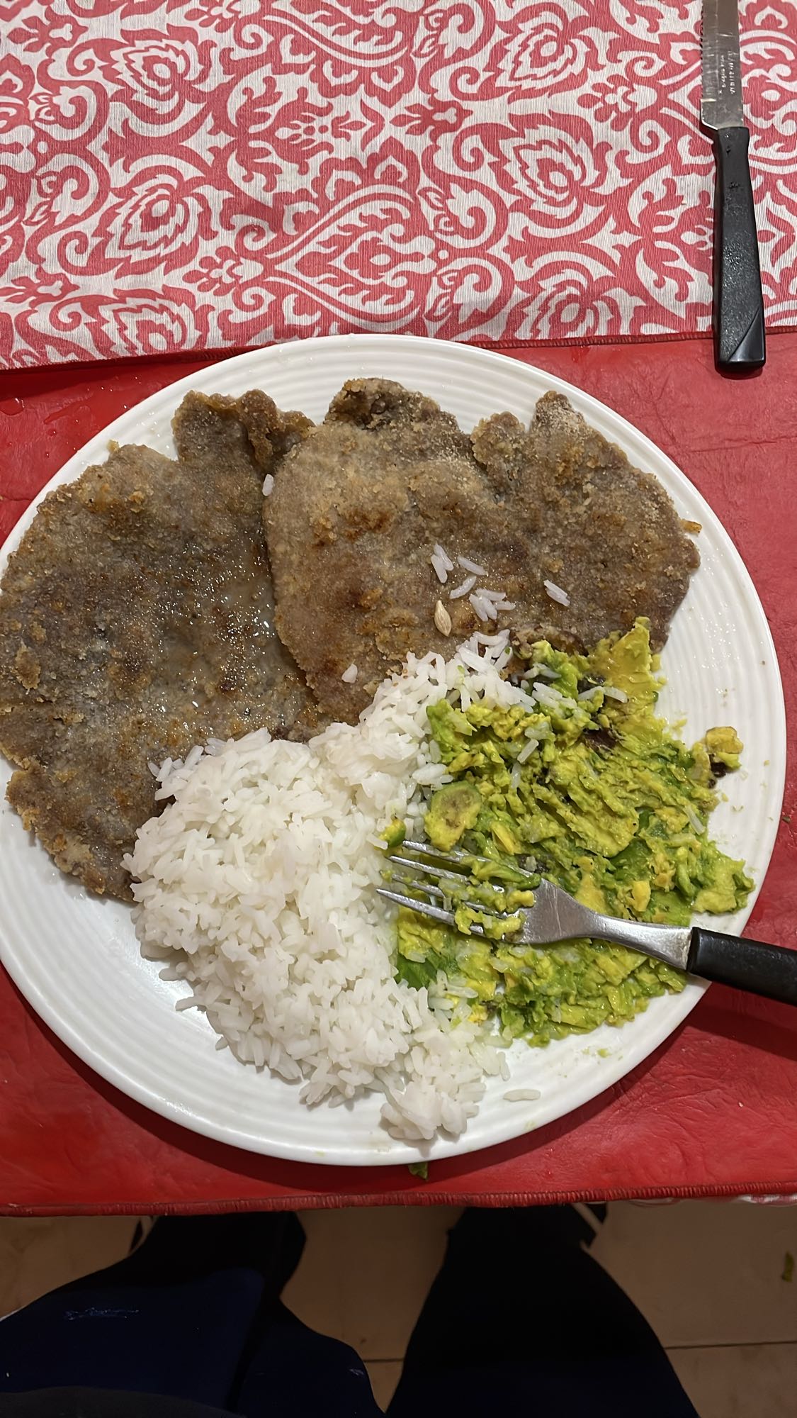 Milanesa al horno con arroz y media palta