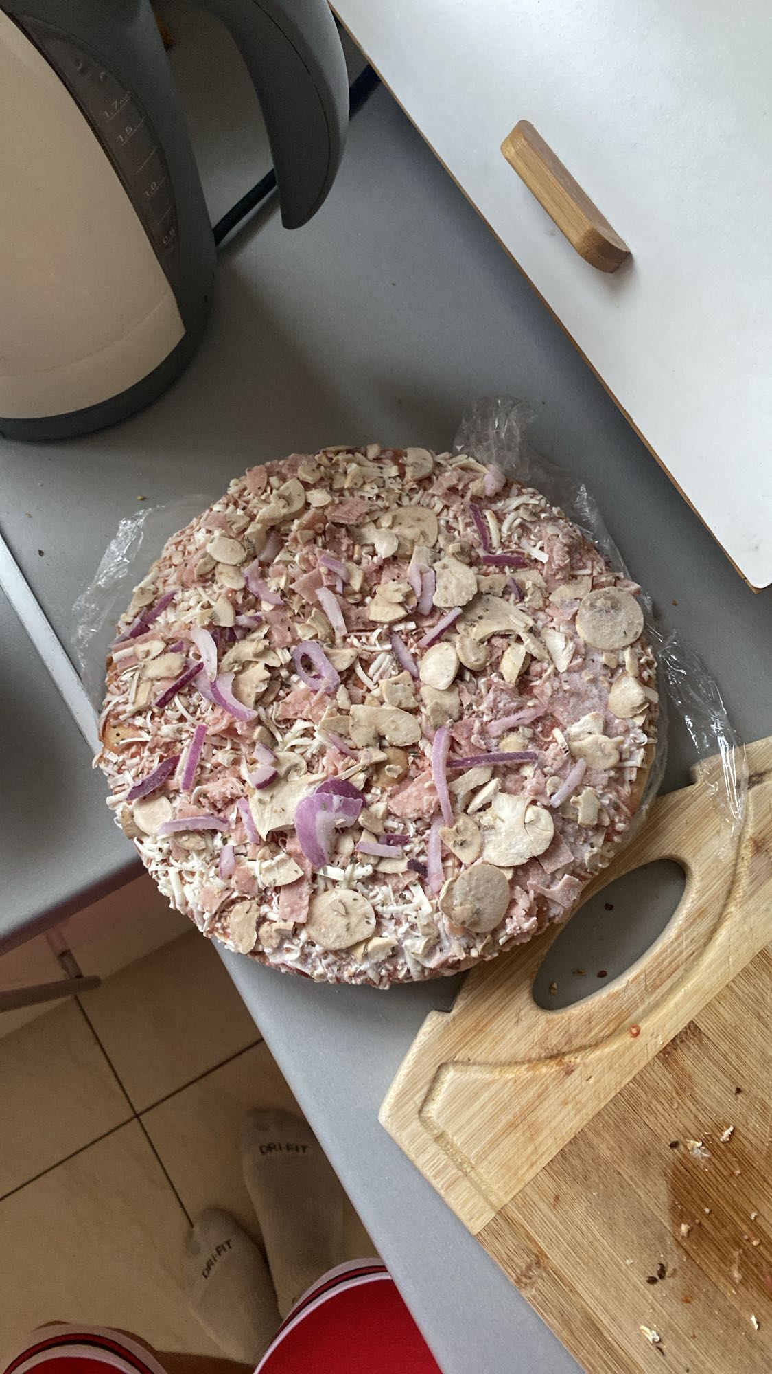 Pizza z szynką i grzybami