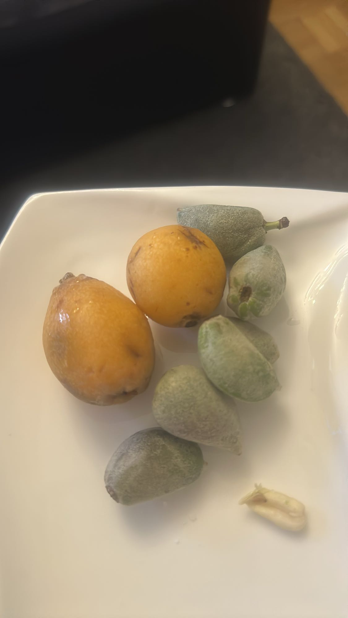 Loquat och gröna mandlar