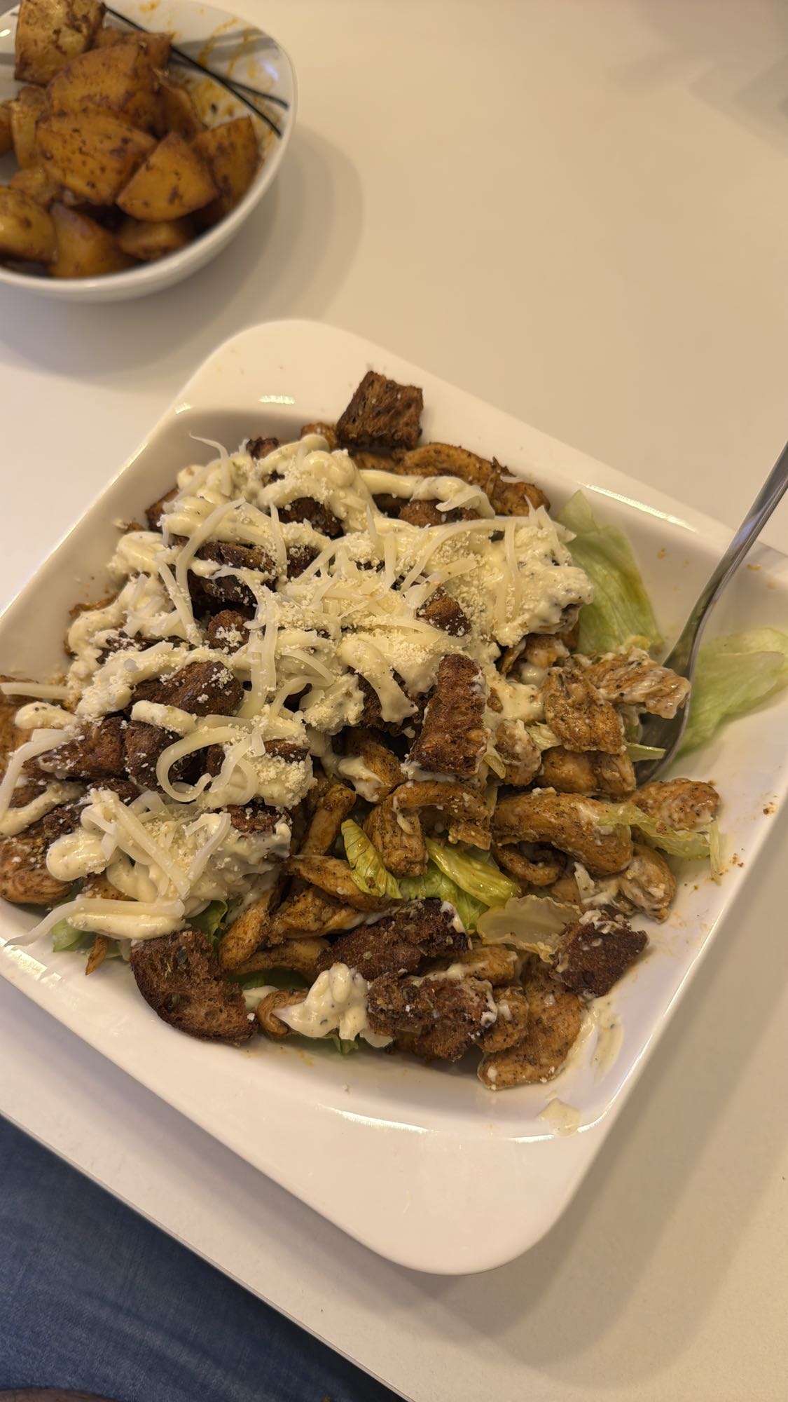 Salat mit Hähnchen und Toast