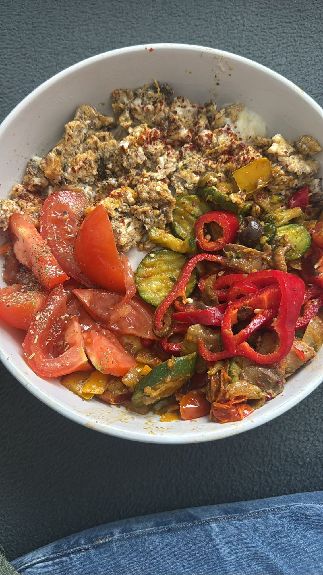 Bowl mit Gemüse und Ei