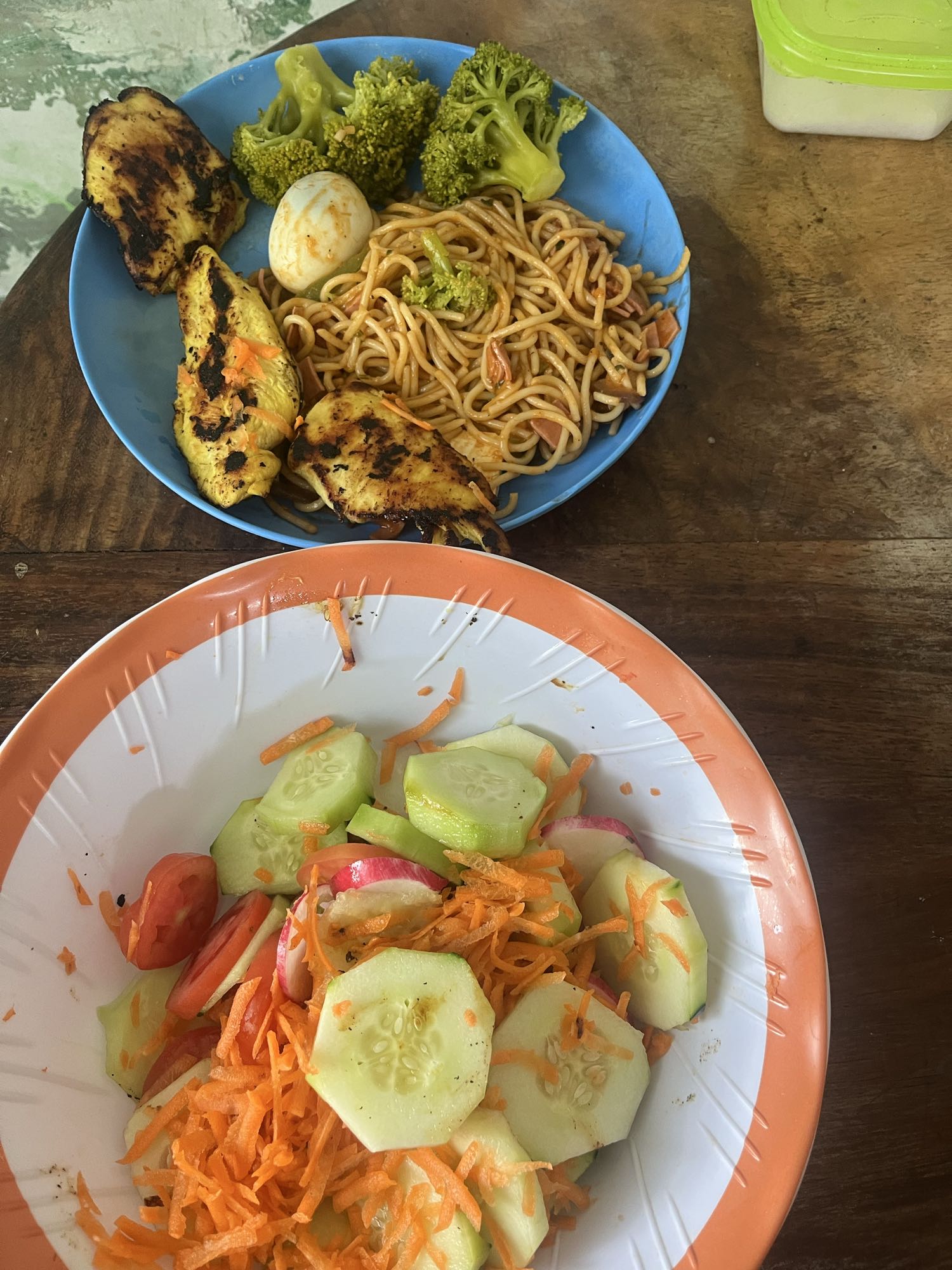 Pollo con fideos y ensalada
