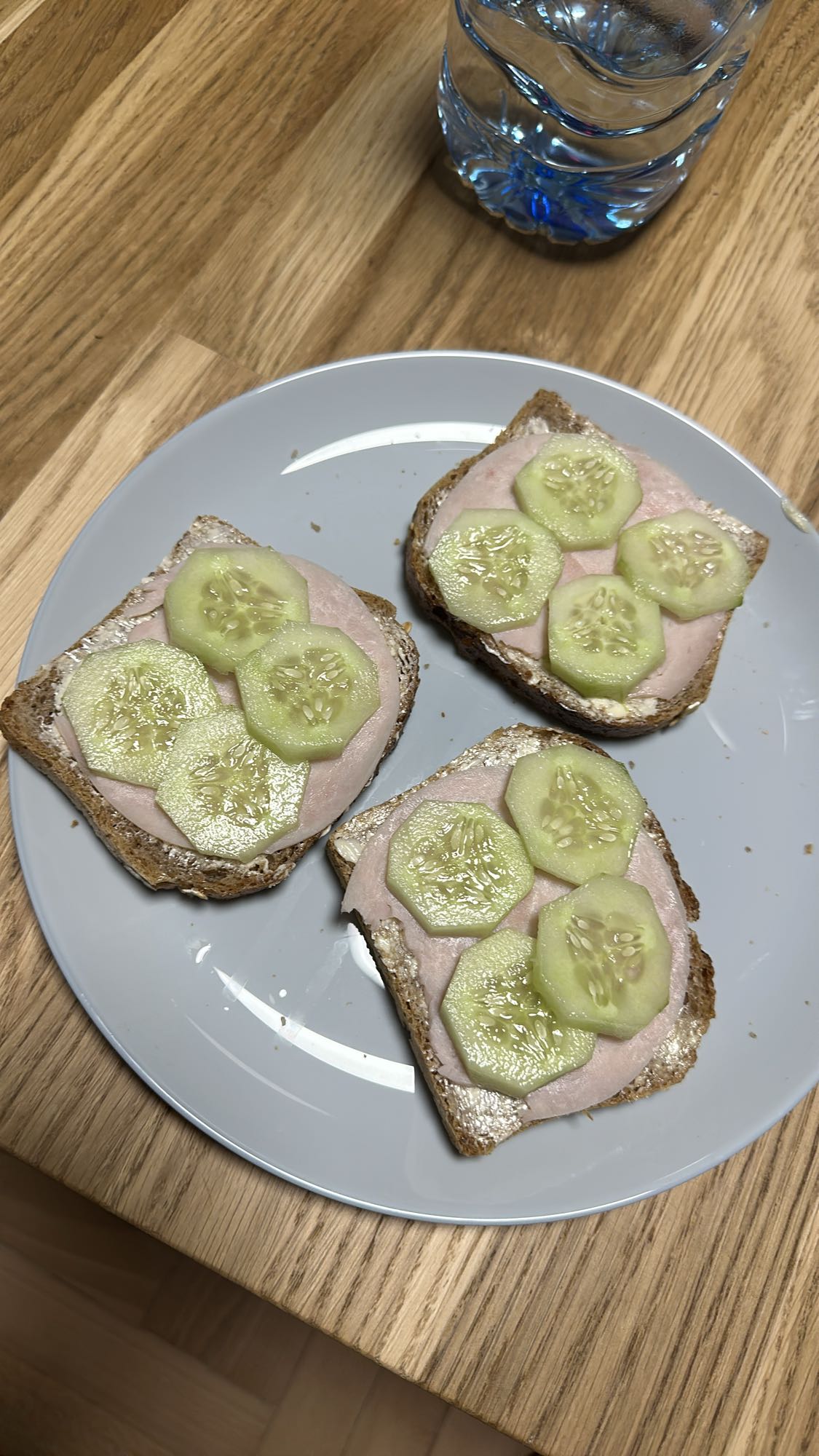 Kanapki z szynką i ogórkiem