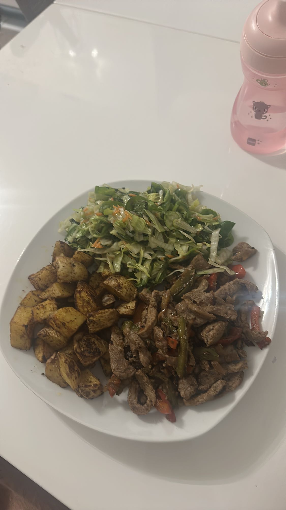 Rindfleisch mit Kartoffeln und Salat
