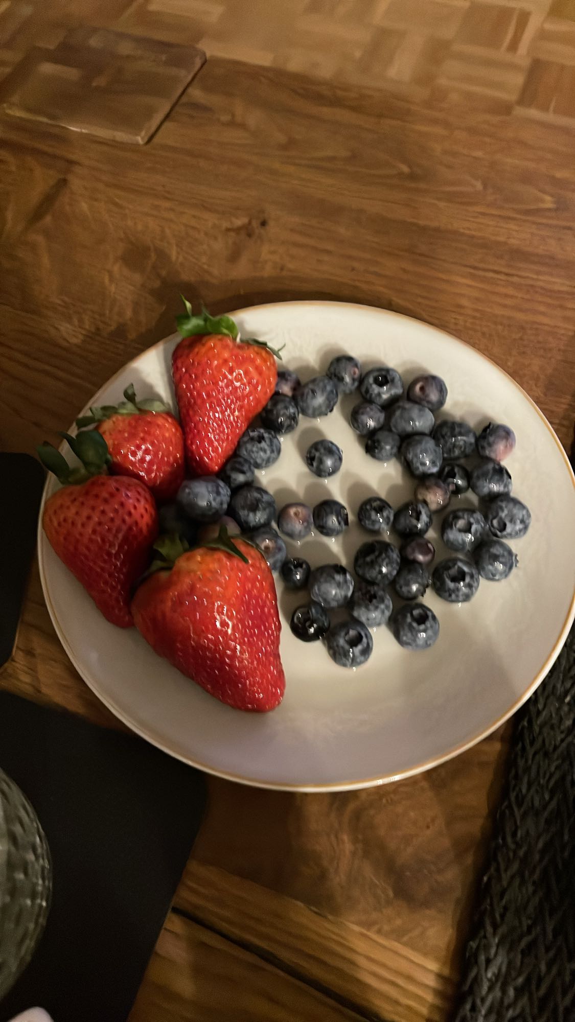 Fresas y arándanos