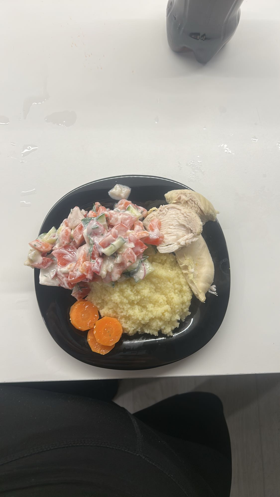 Курица с кускусом и салатом