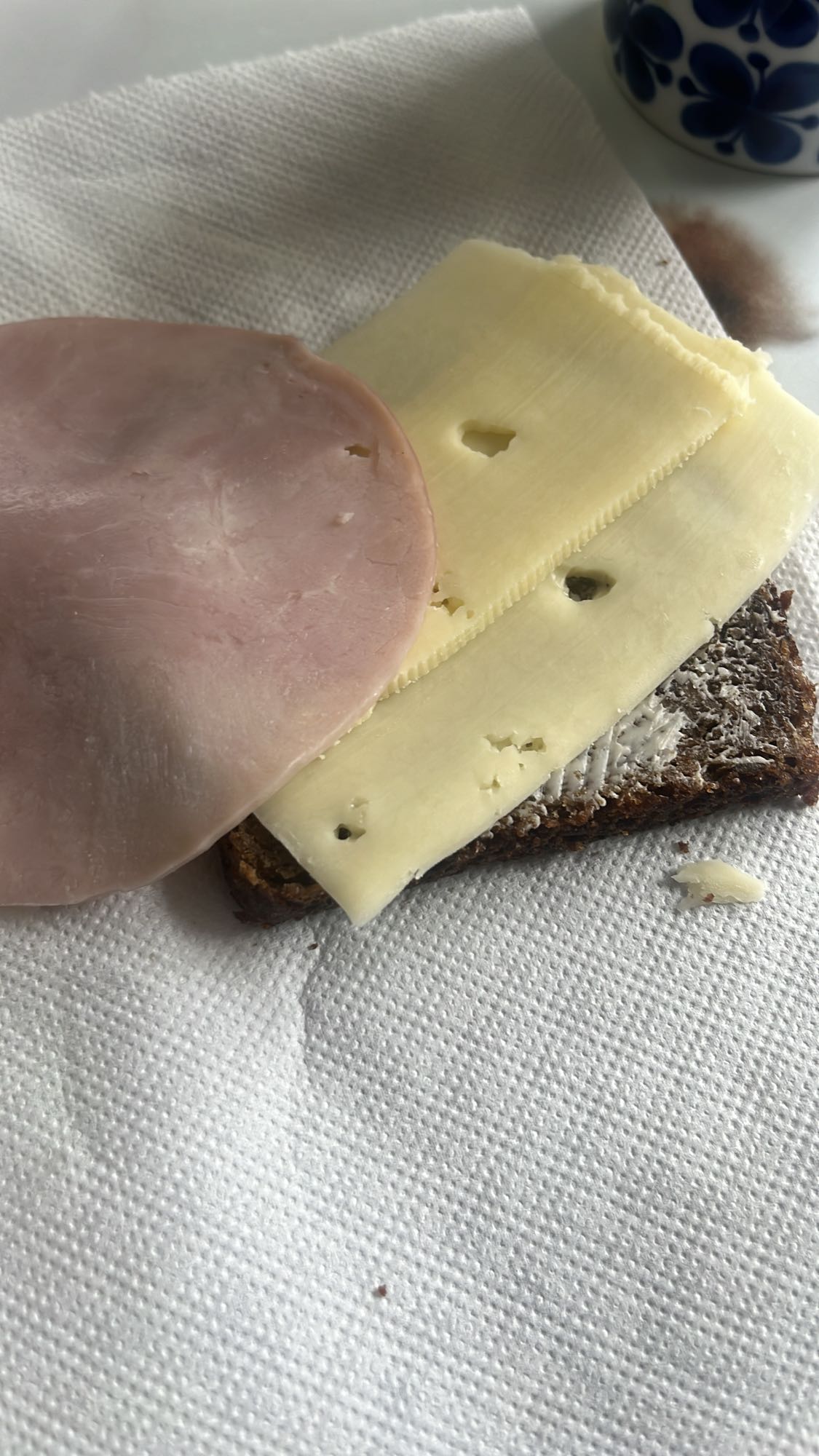 Smörgås med ost och skinka