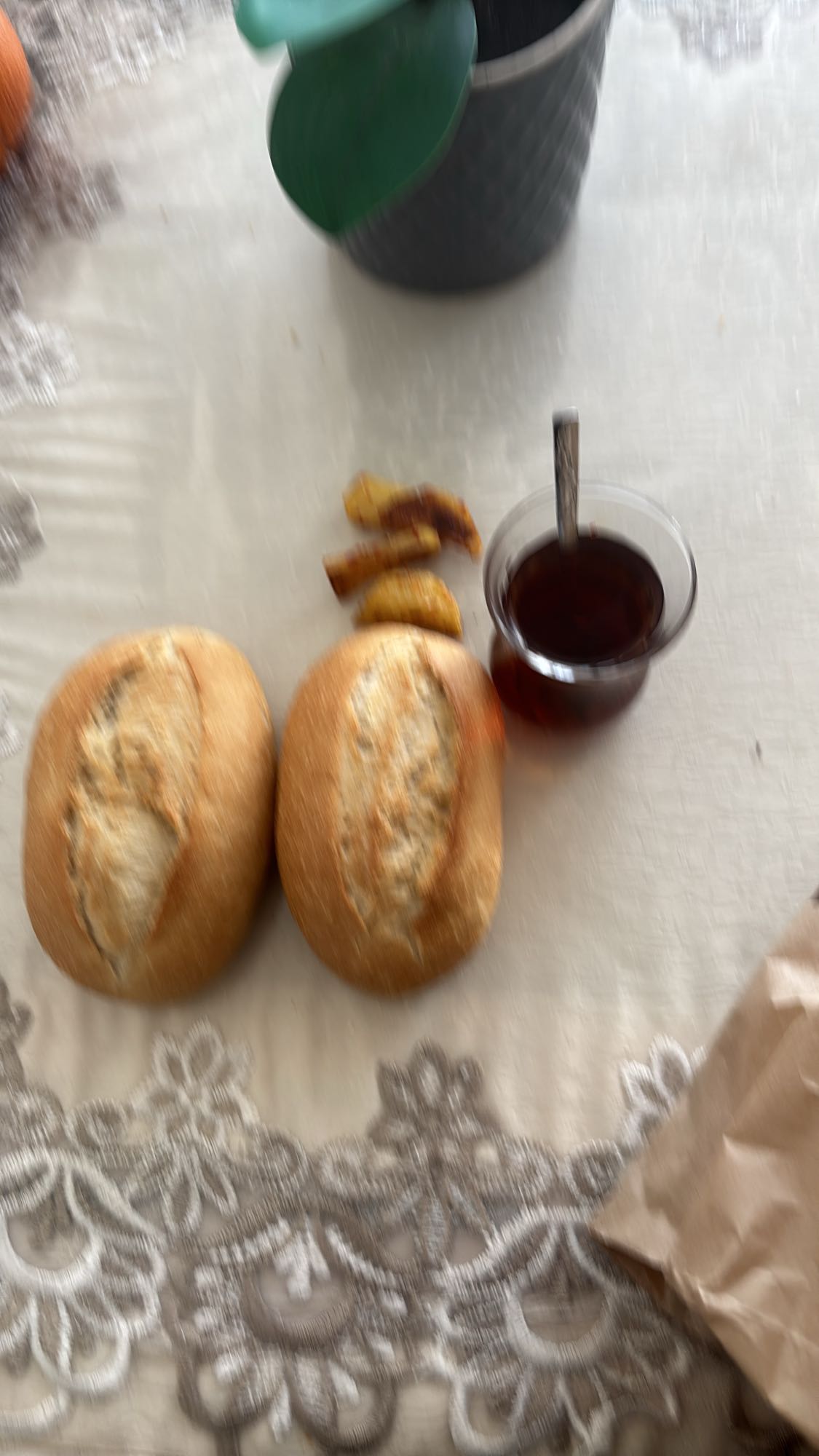 Bröd med te och potatis