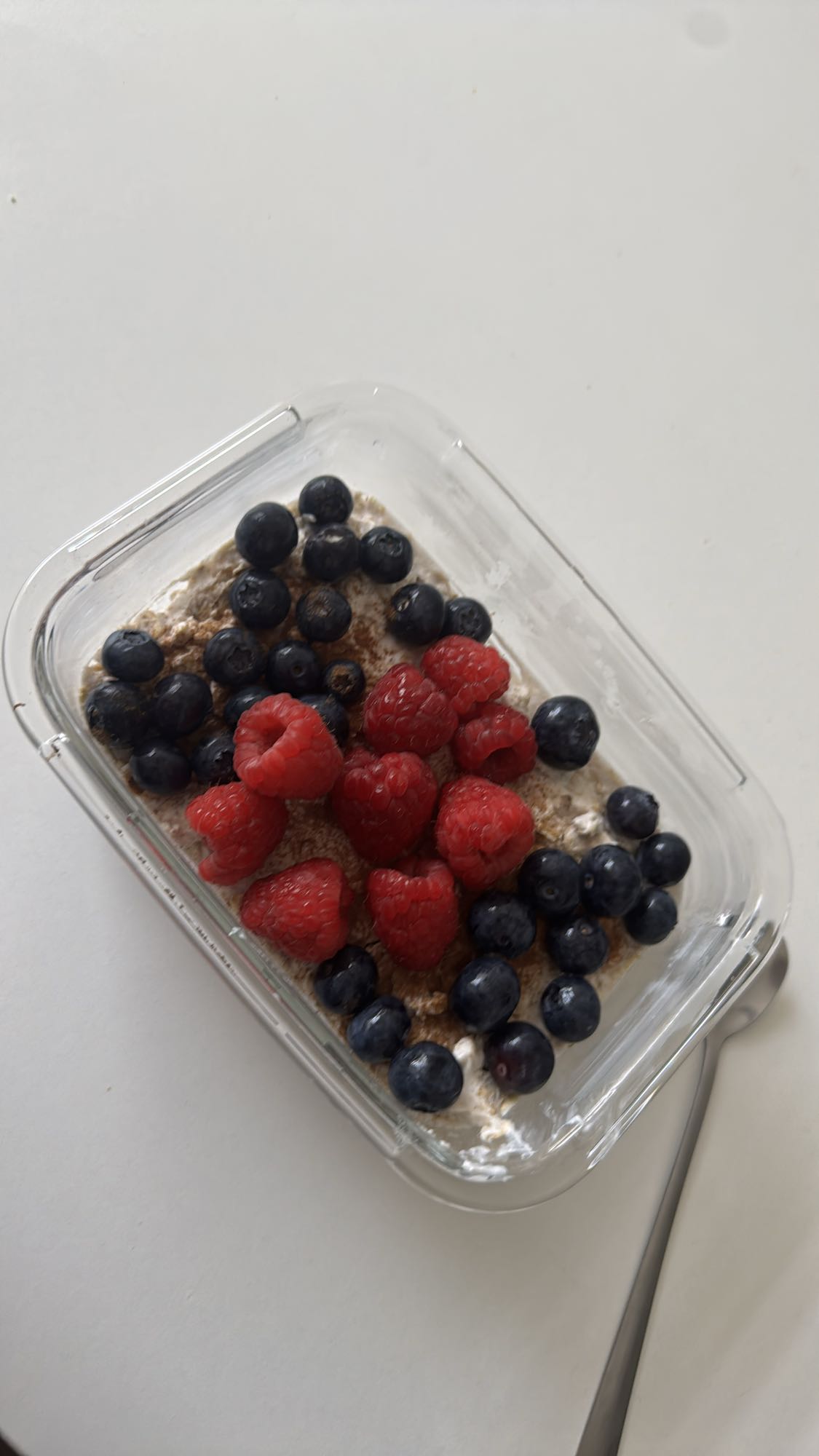 Haferflocken mit roten Beeren und Skyr Erdbeere