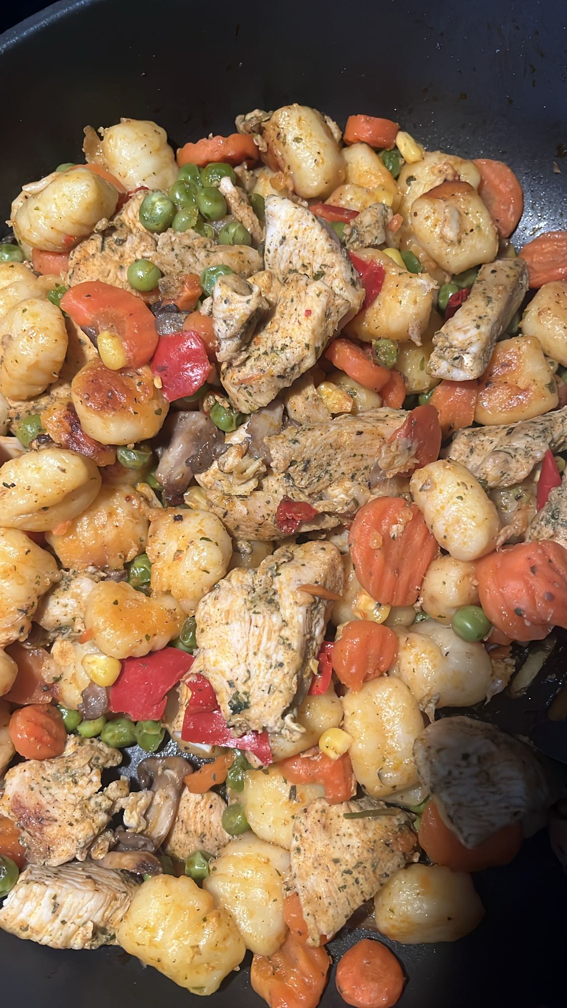 Pollo con gnocchi y verduras