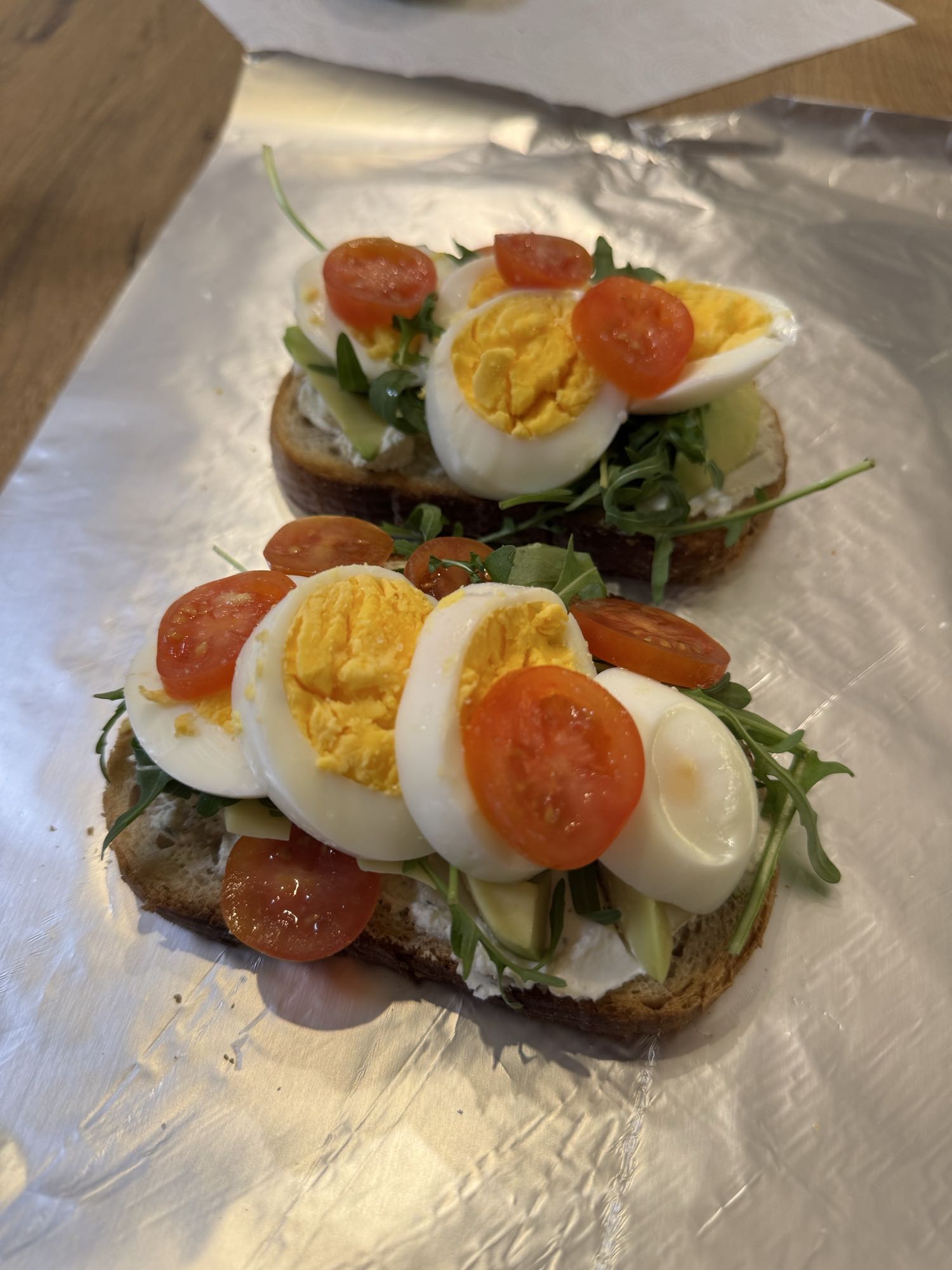 Тост с яйцом и овощами