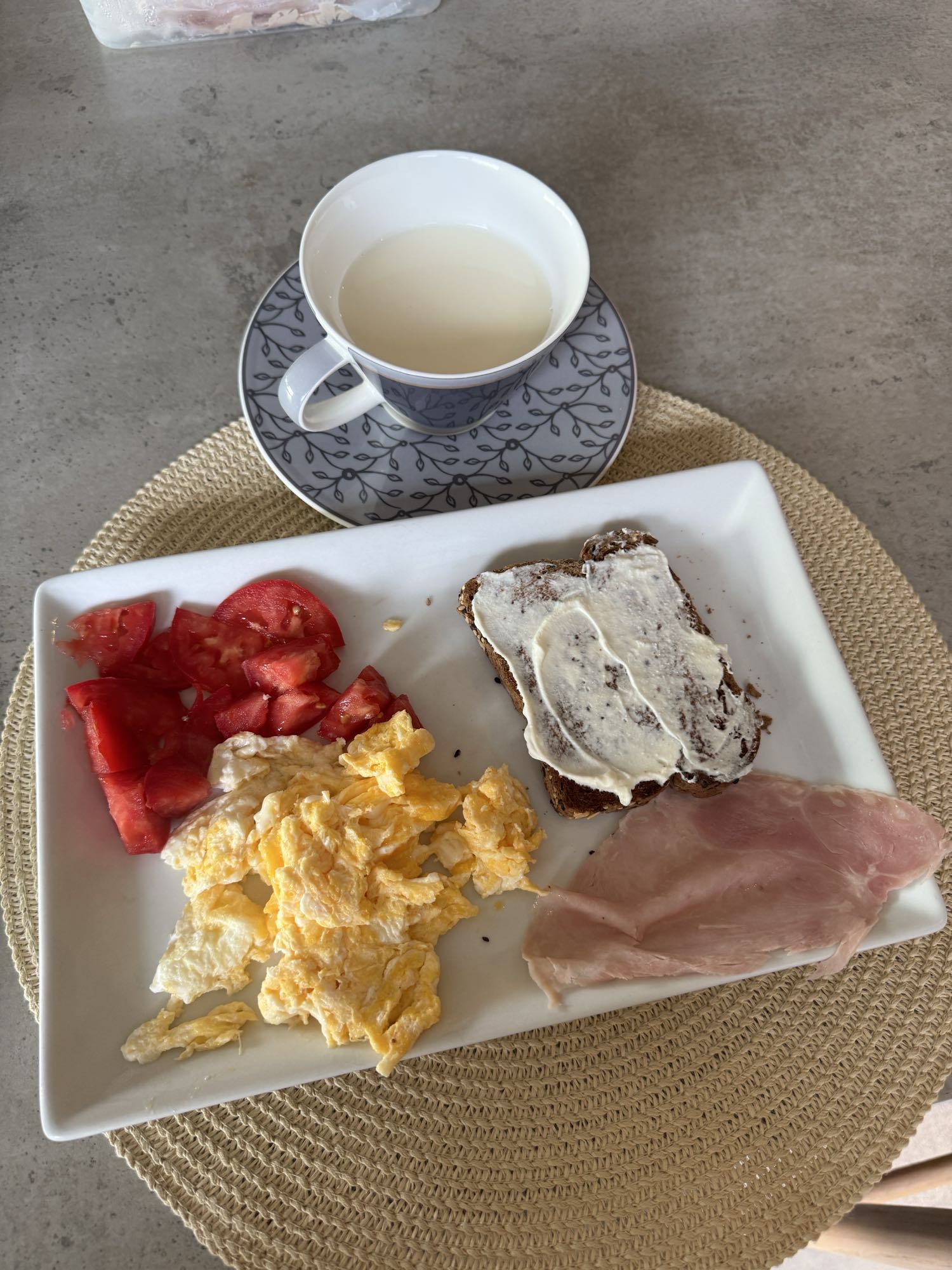 Desayuno con huevo y pan