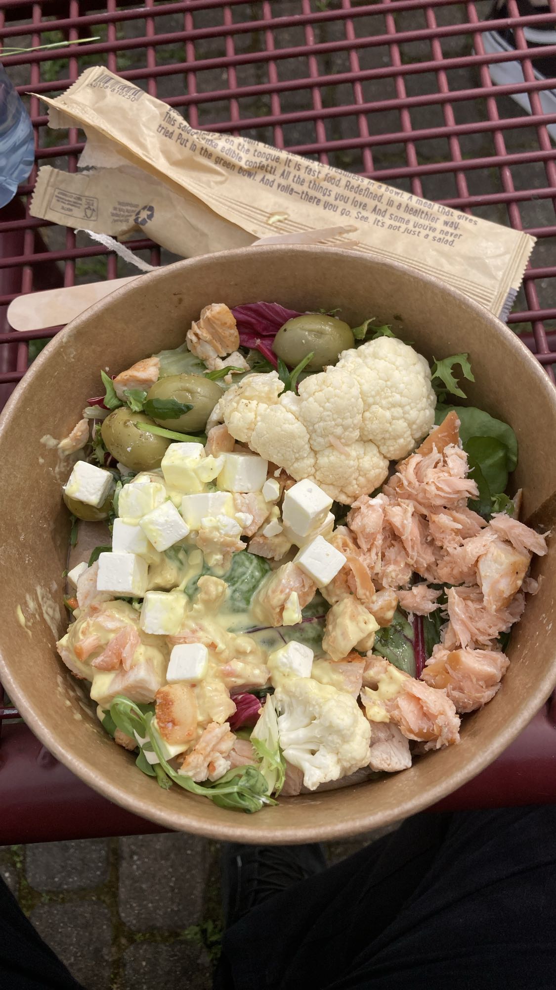 Kyckling- och lax- och fetasallad