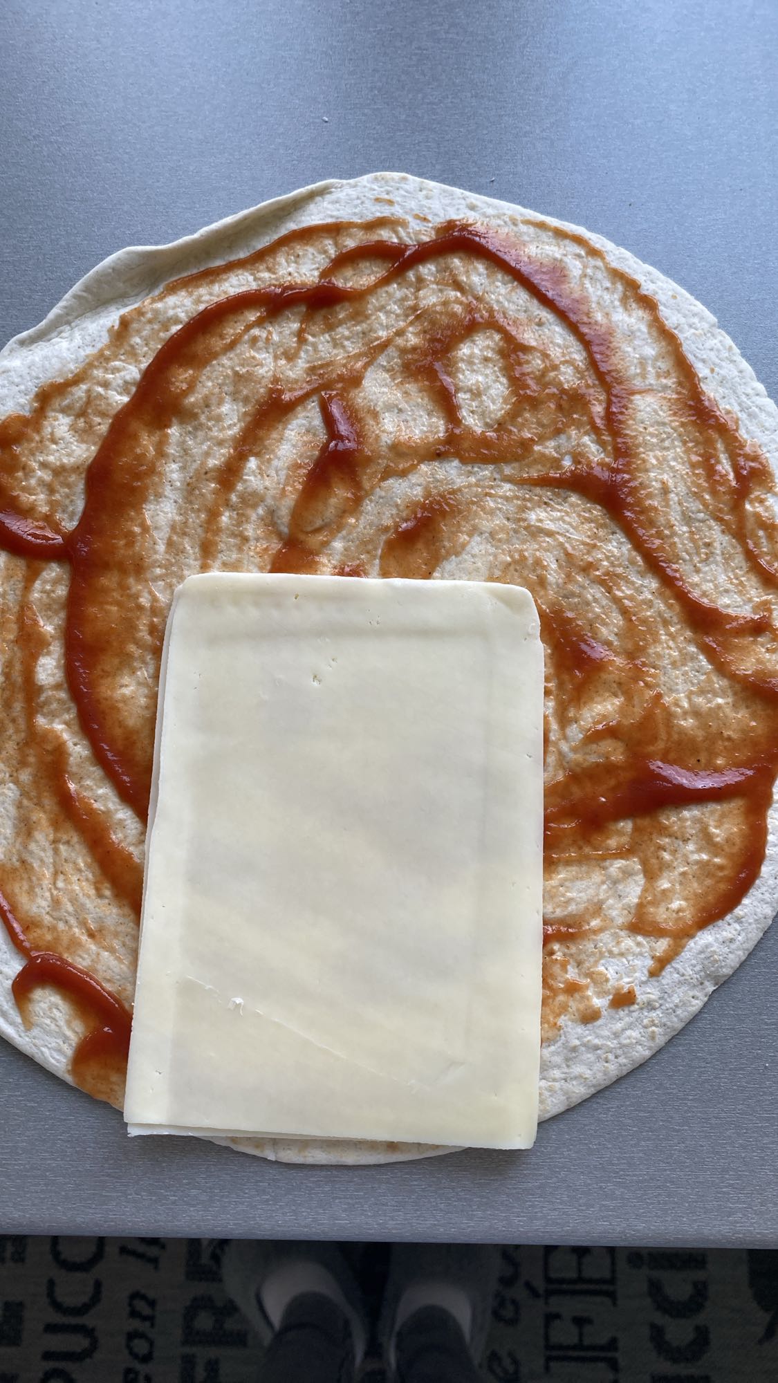 Tortilla z serem i sosem