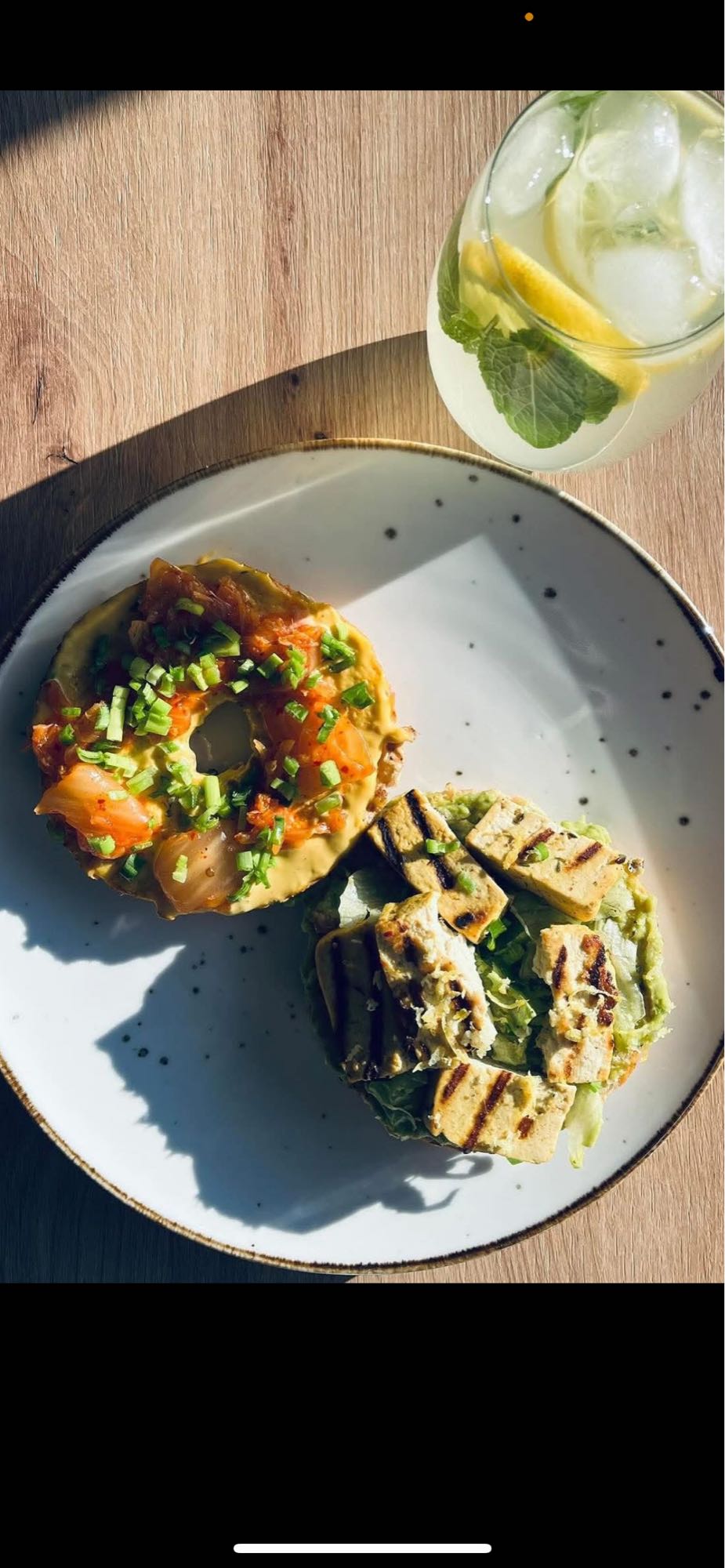 Bajgiel z tofu i kimchi