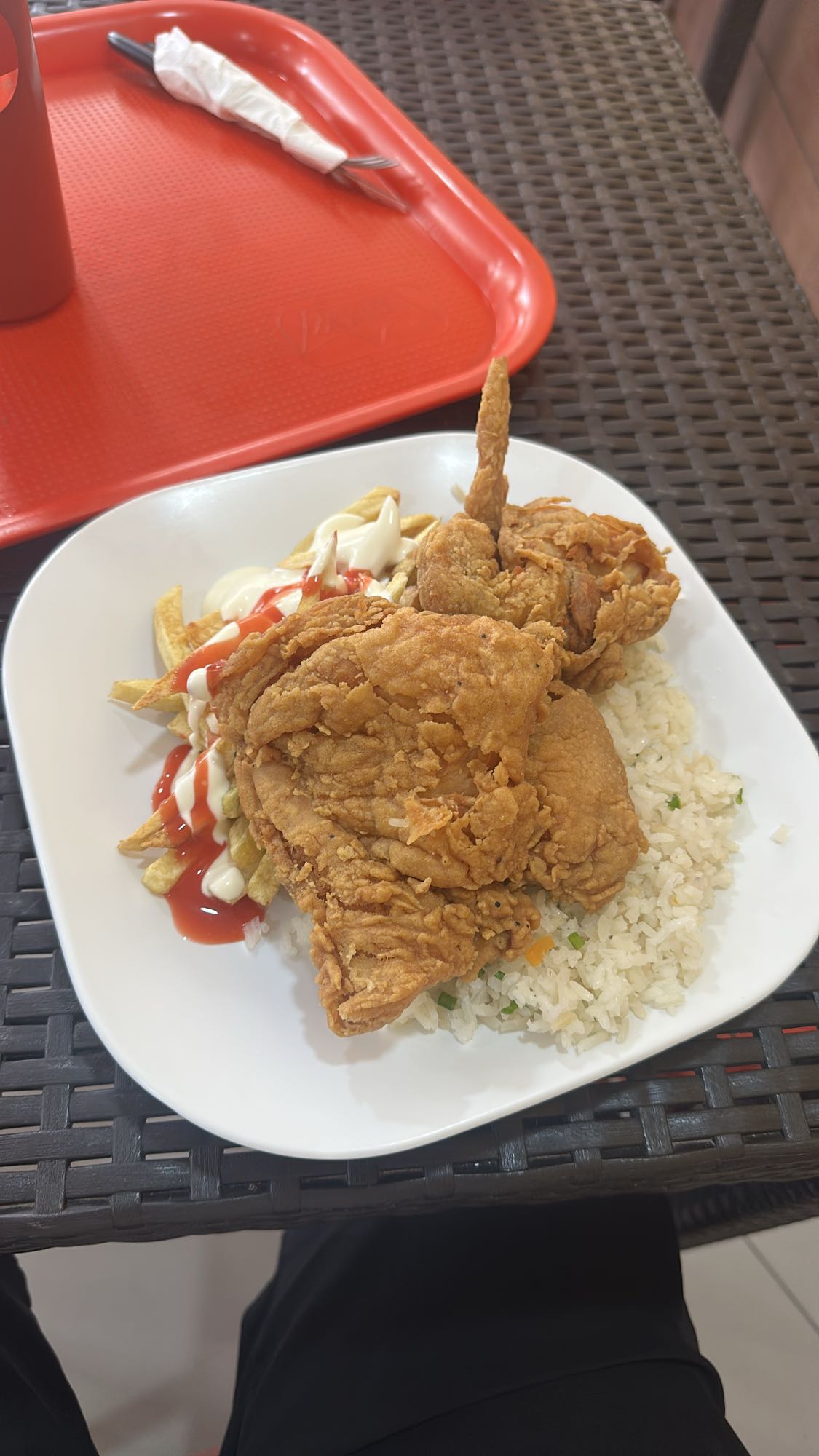 Pollo frito con papas y arroz