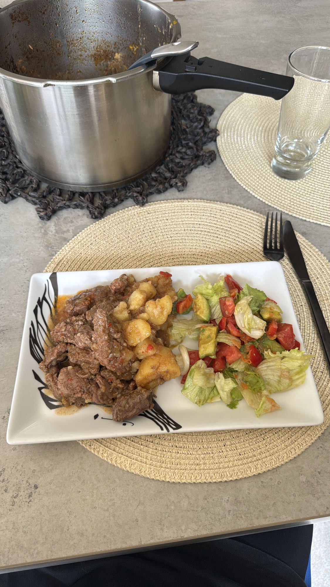 Carne con papas y ensalada