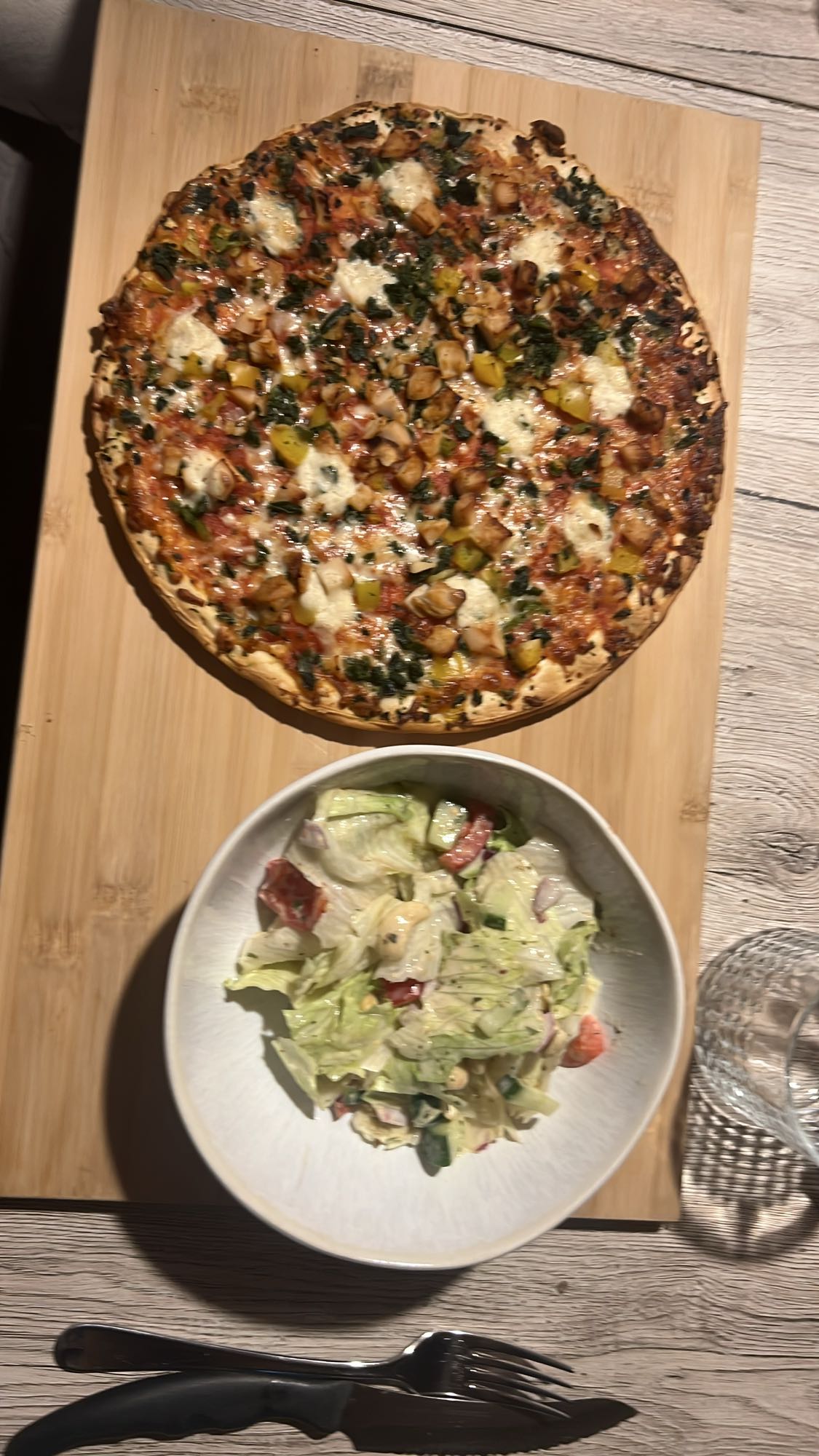 Pizza mit Salat