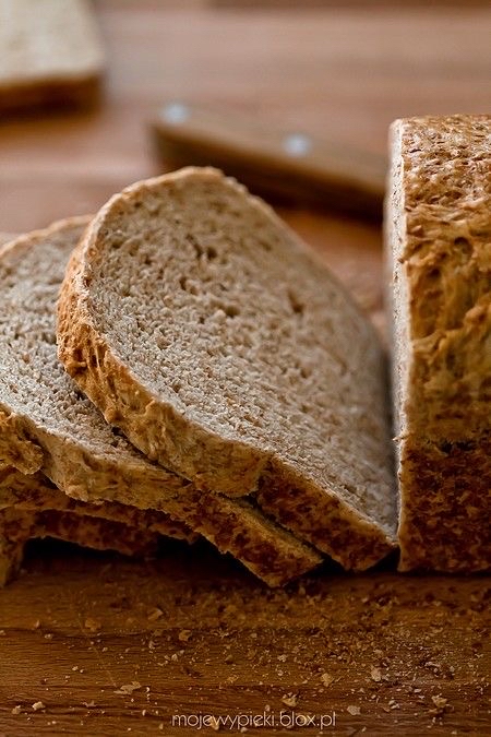 Dwie kromki chleba razowego z nutellą i dwie bułki z dżemem