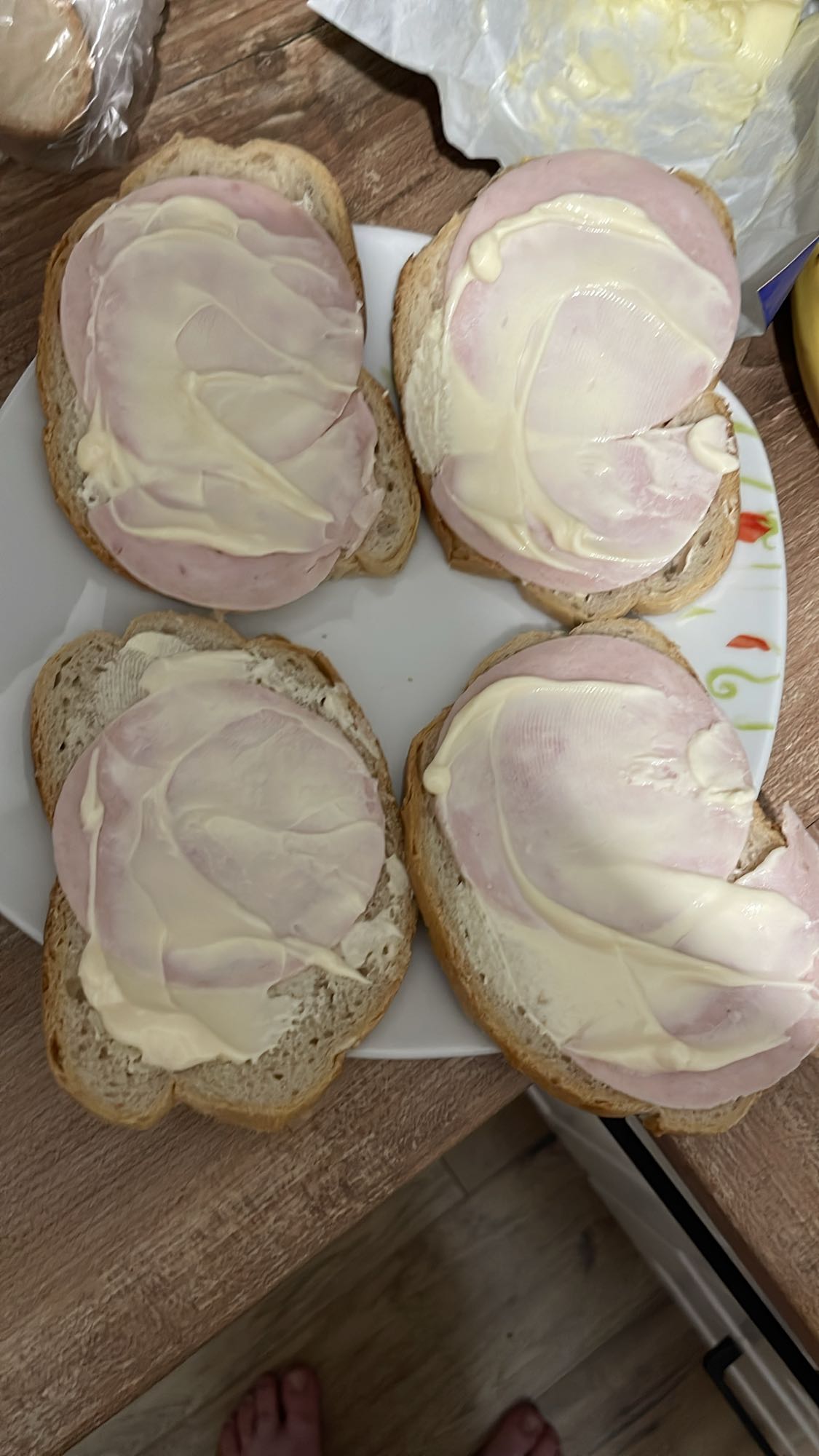 Kanapki z szynką i masłem