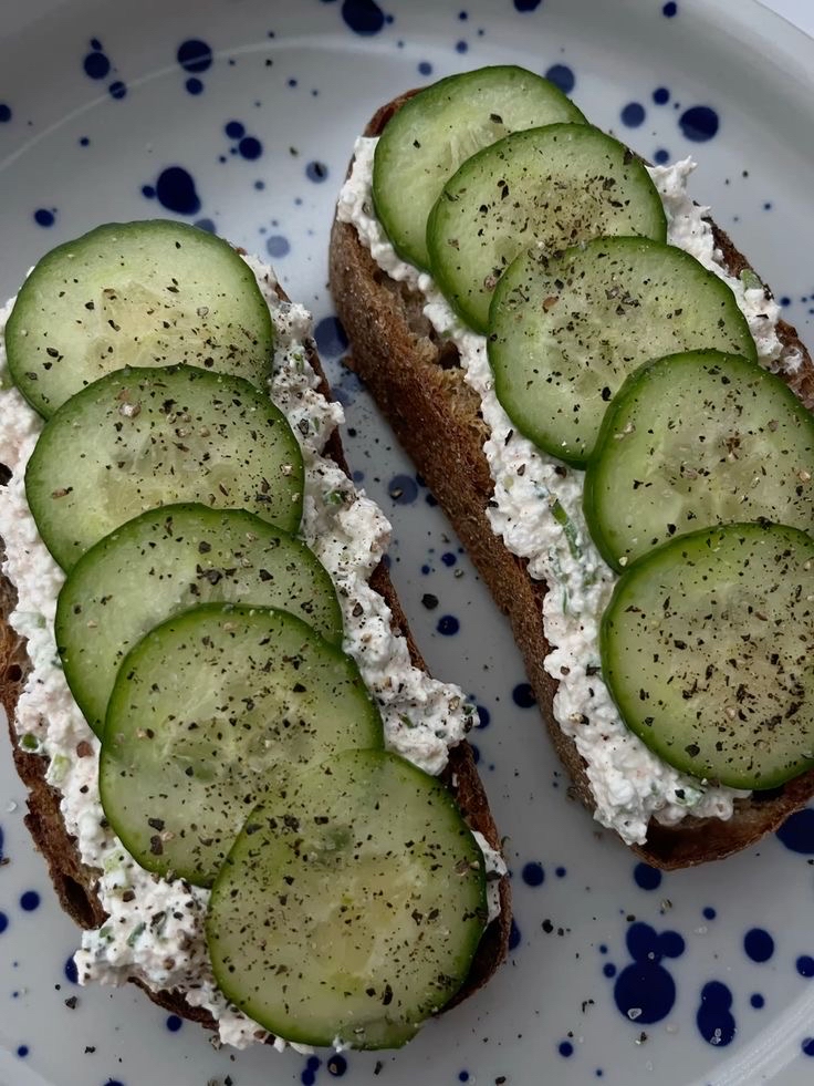 Kanapki z twarożkiem i ogórkiem