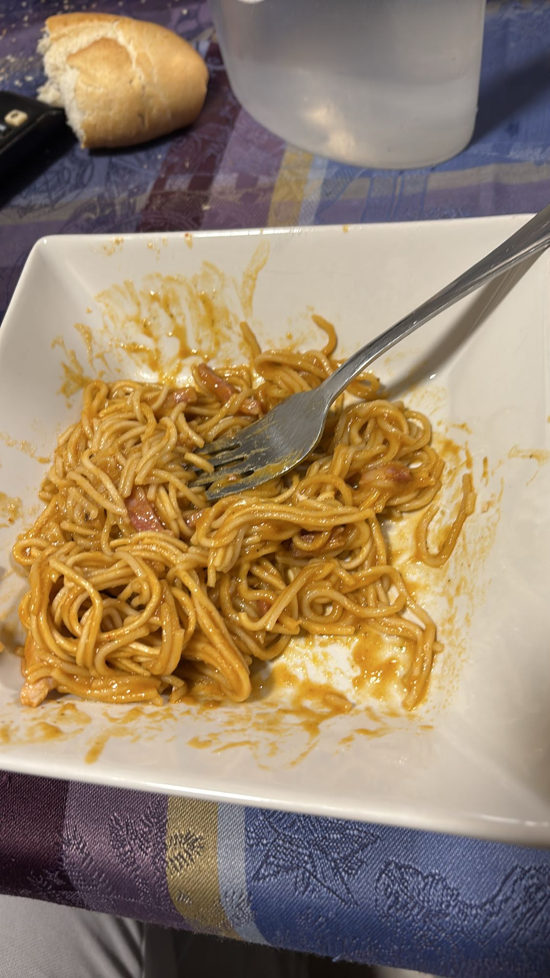 Espaguetis con salsa de pesto y aderezo