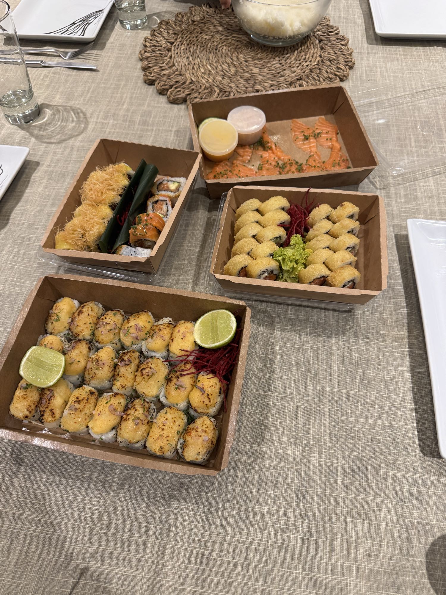 Sushi variado con postre de pera