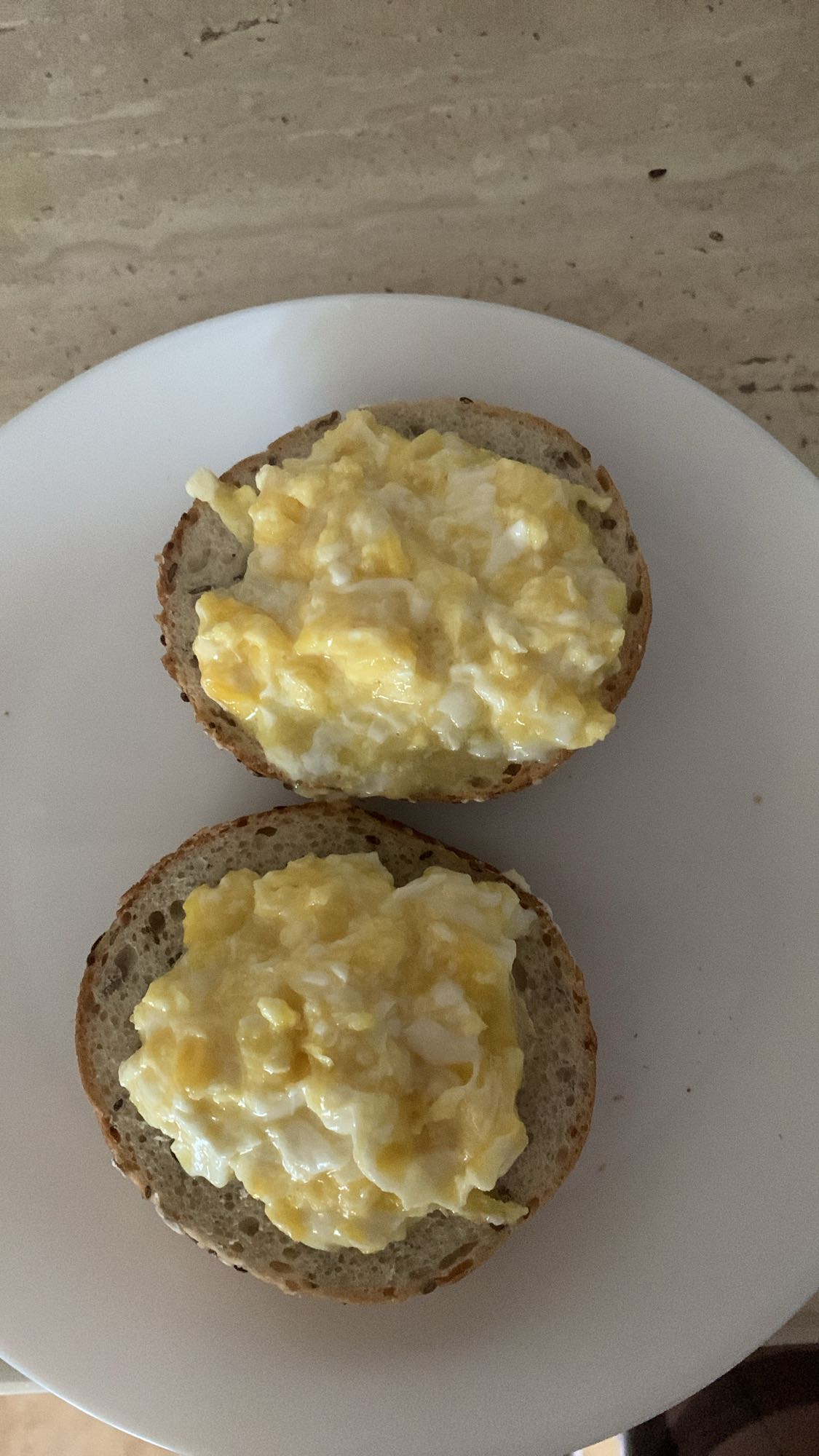 Bułka z jajecznicą