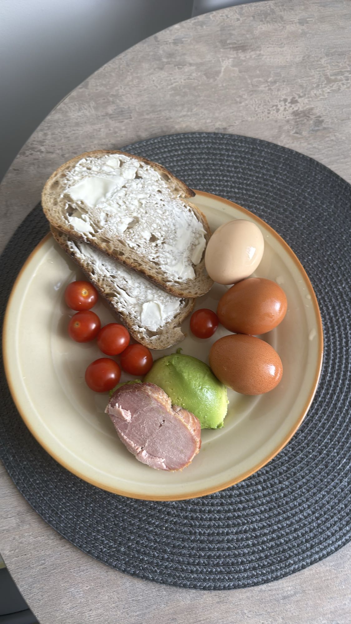 Śniadanie z jajkami i awokado