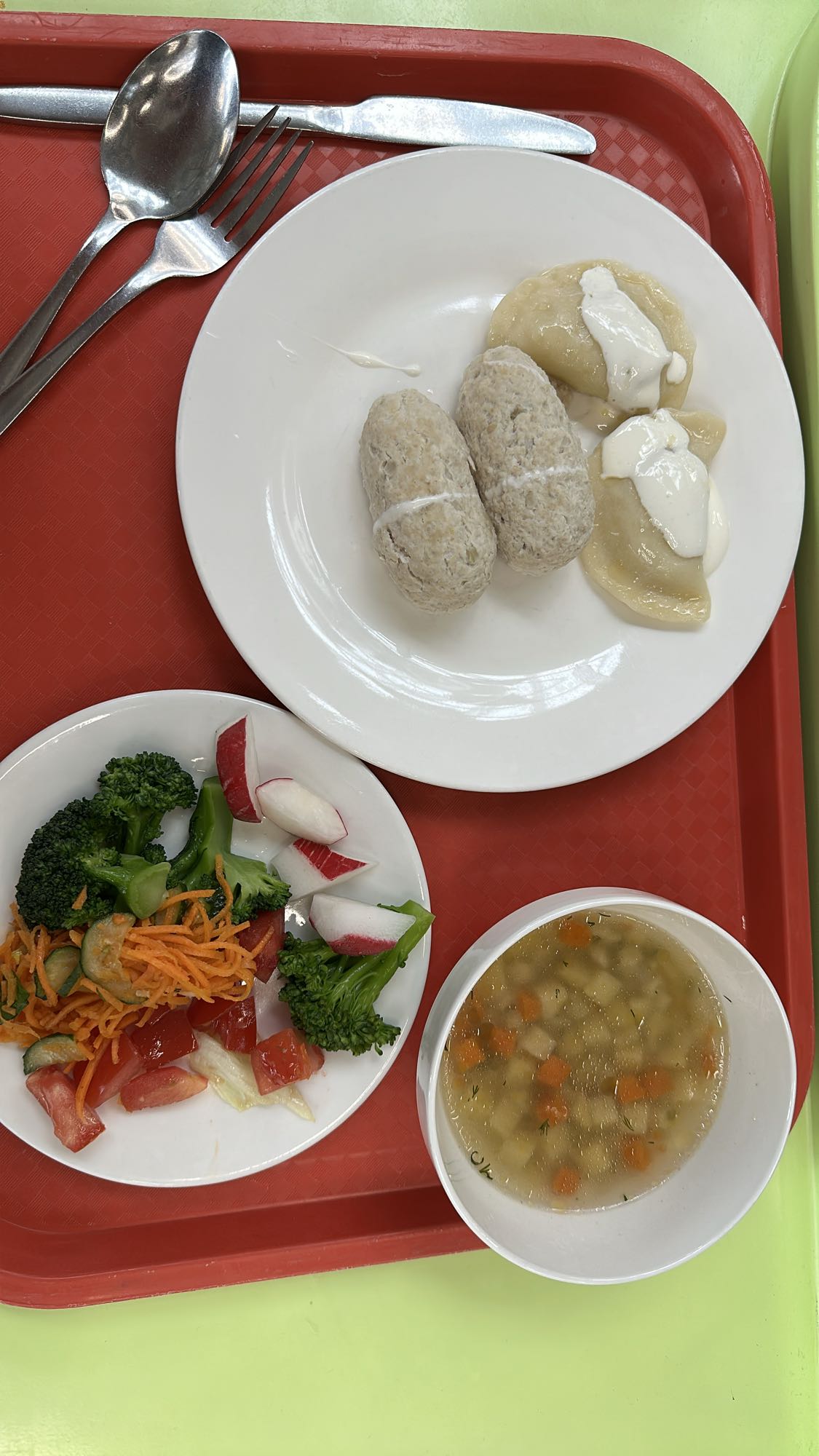 Обед с куриными котлетами и варениками